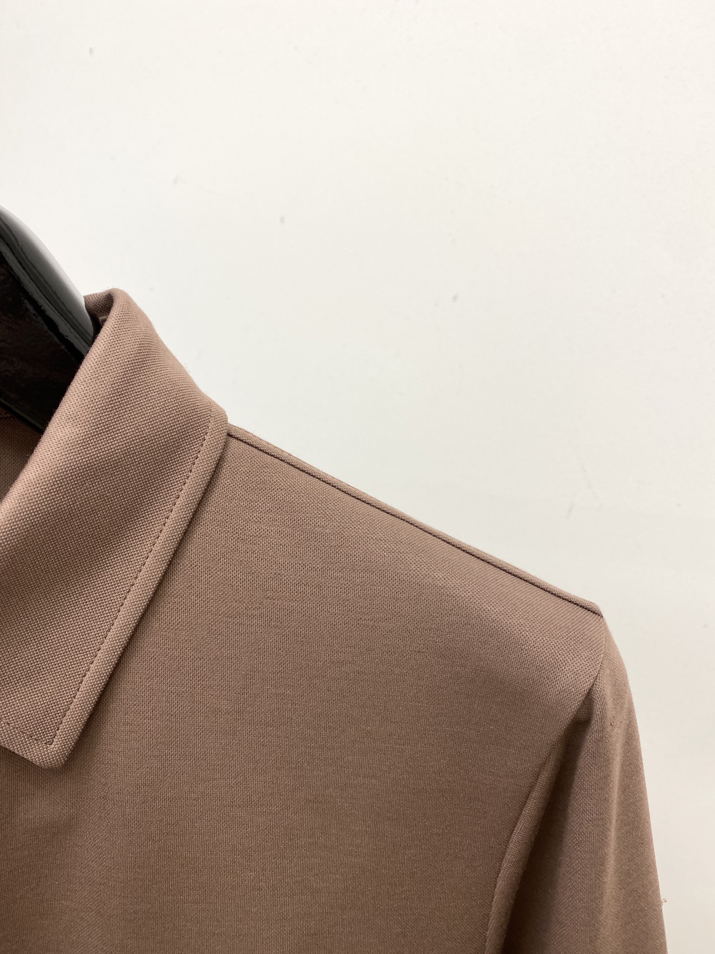 罗意威、新品长袖卫衣，帅气时尚，胸前精致刺绣图案logo，简约百搭款。面料棉 不仅挺括，保持潮流的廓形，