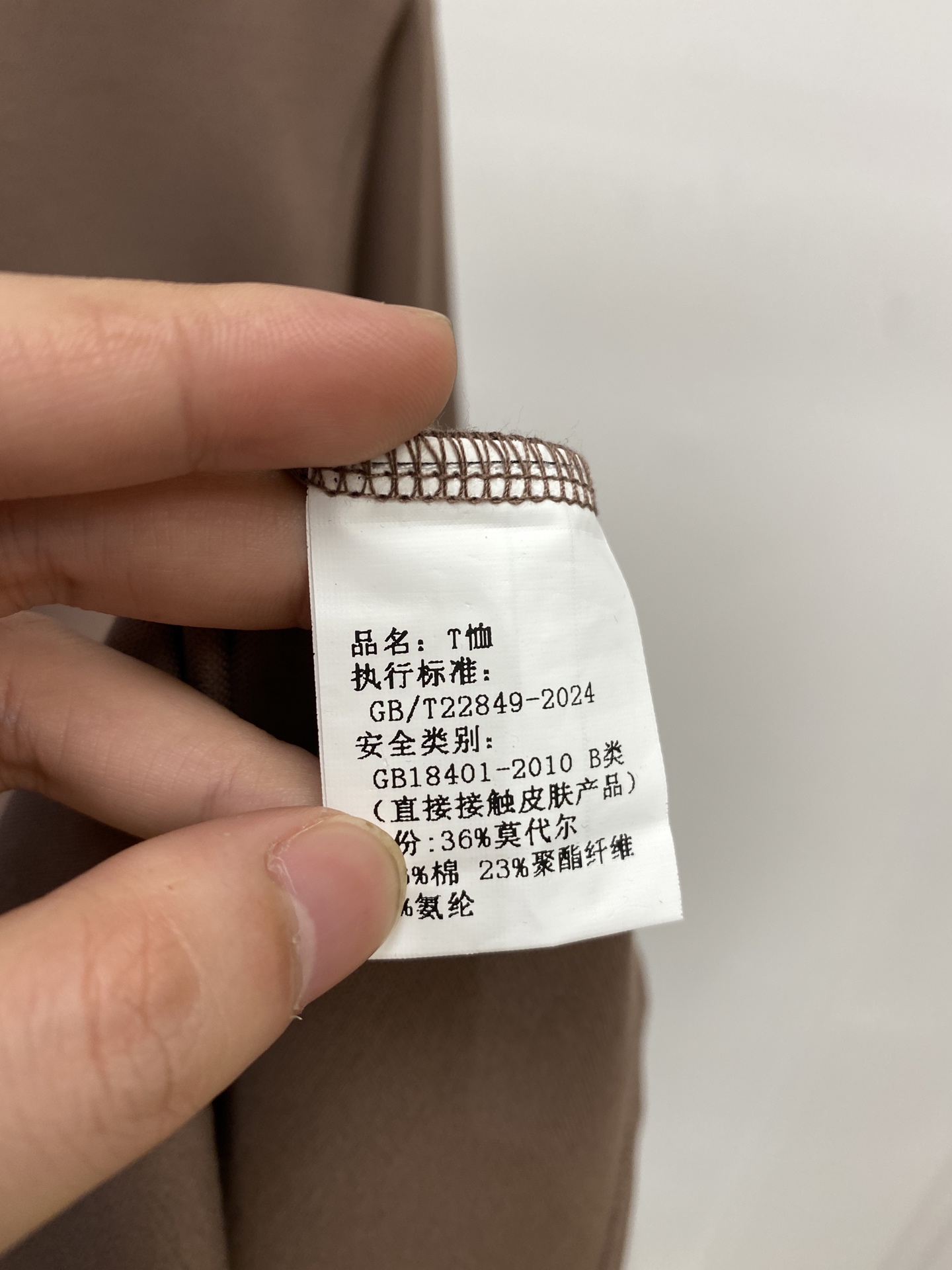 罗意威、新品长袖卫衣，帅气时尚，胸前精致刺绣图案logo，简约百搭款。面料棉 不仅挺括，保持潮流的廓形，