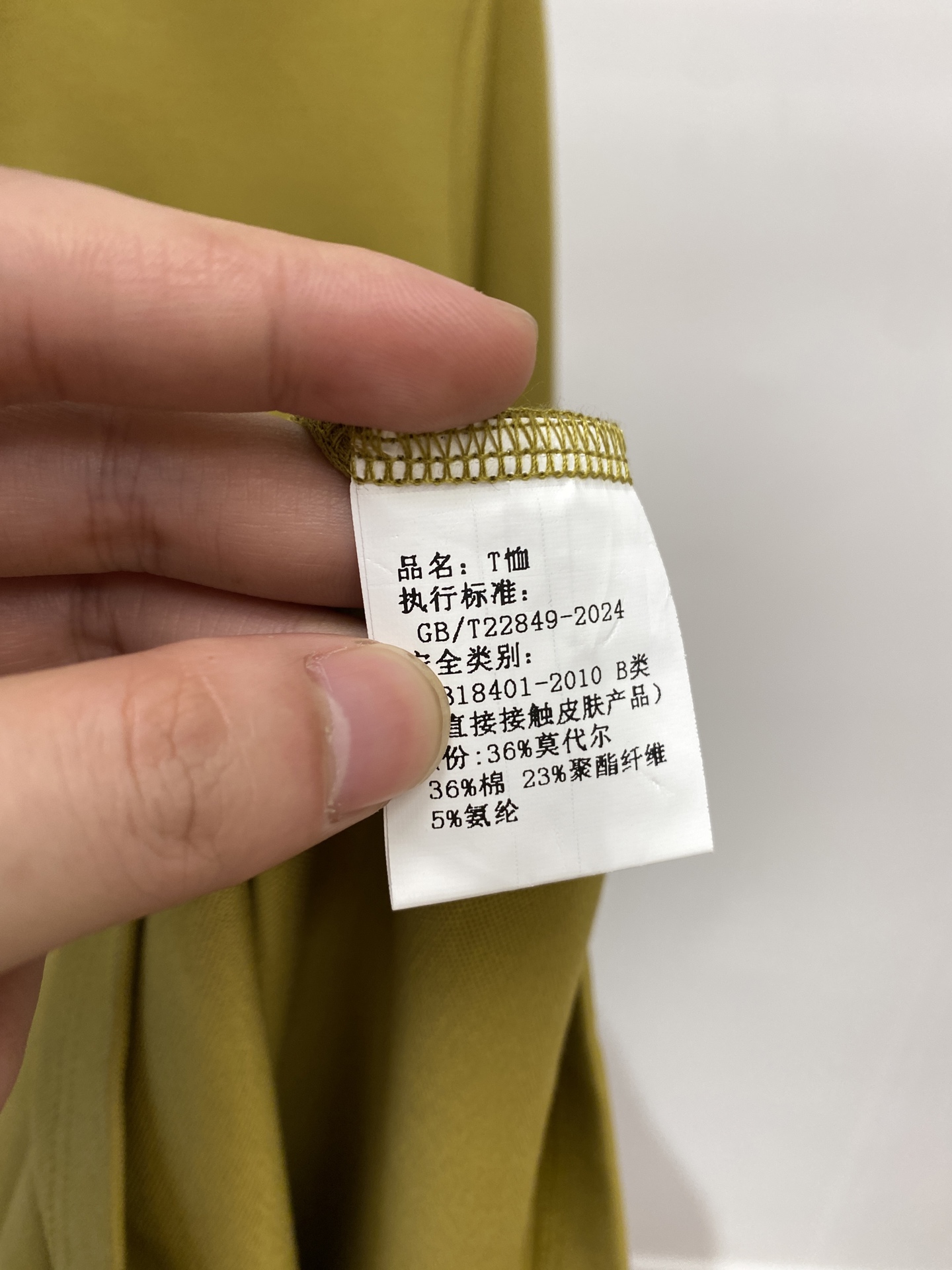 罗意威、新品长袖卫衣，帅气时尚，胸前精致刺绣图案logo，简约百搭款。面料棉 不仅挺括，保持潮流的廓形，