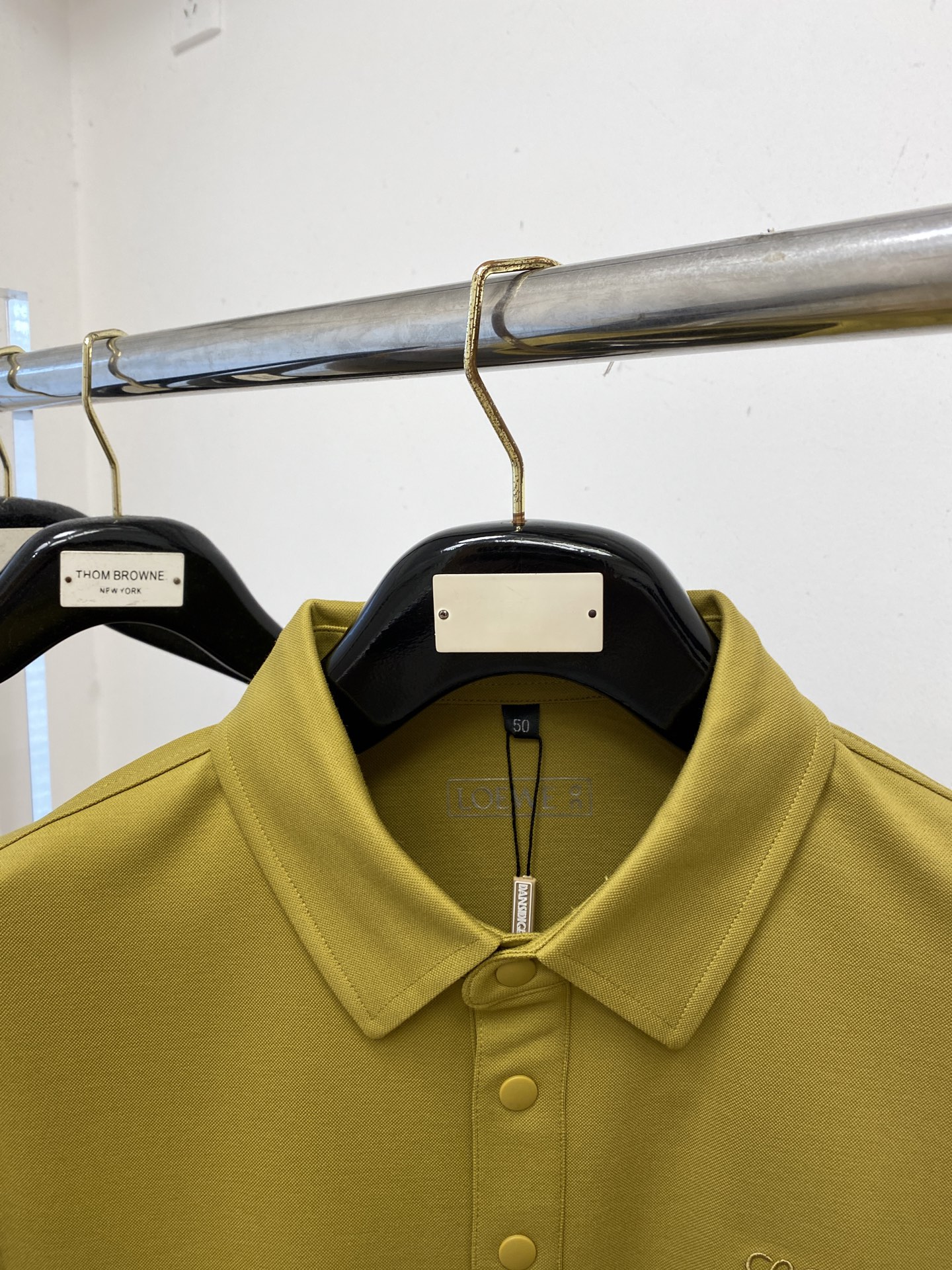 罗意威、新品长袖卫衣，帅气时尚，胸前精致刺绣图案logo，简约百搭款。面料棉 不仅挺括，保持潮流的廓形，