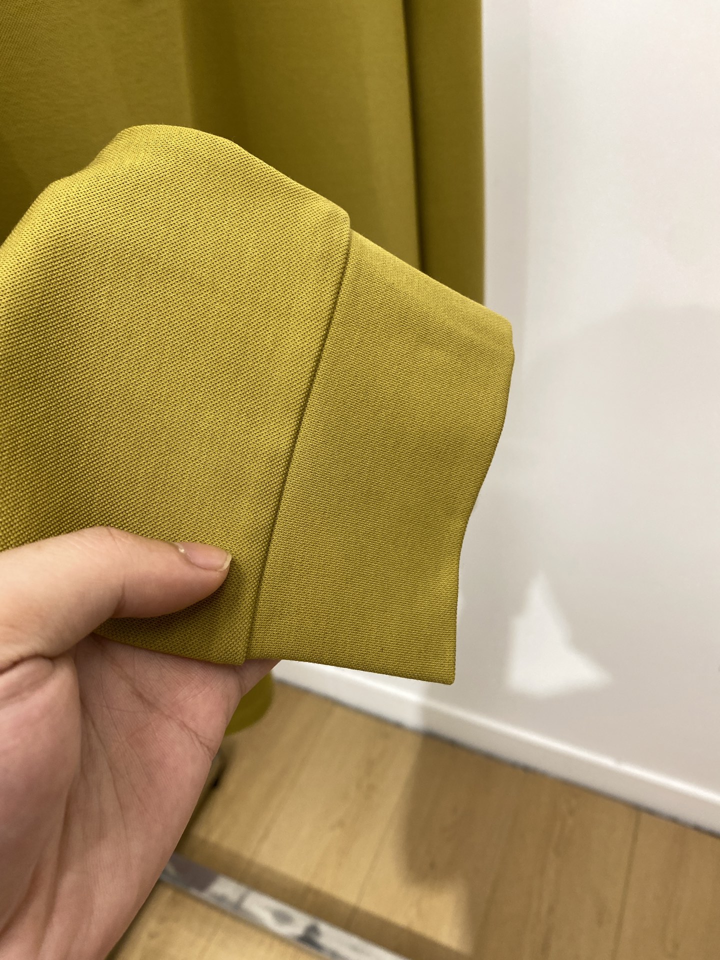 罗意威、新品长袖卫衣，帅气时尚，胸前精致刺绣图案logo，简约百搭款。面料棉 不仅挺括，保持潮流的廓形，