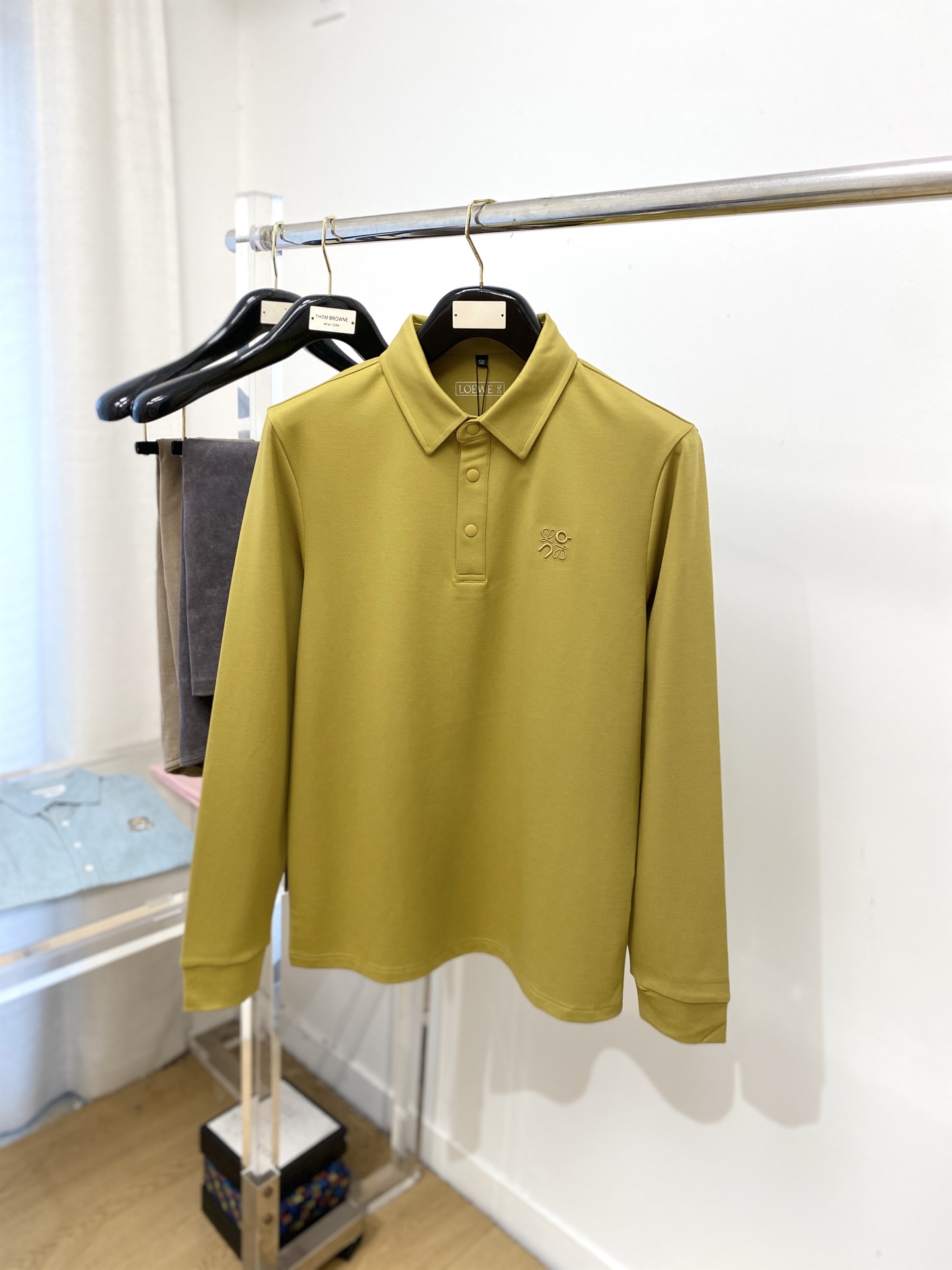 罗意威、新品长袖卫衣，帅气时尚，胸前精致刺绣图案logo，简约百搭款。面料棉 不仅挺括，保持潮流的廓形，