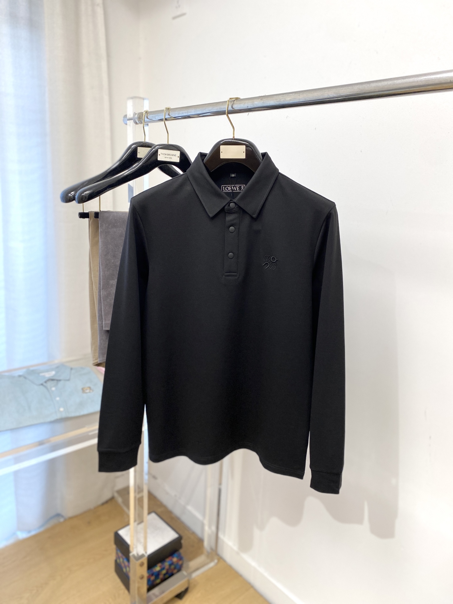 NO:539525,Luo Yiwei, 2025 new long-sleeved sweatshirt, handsome and fashionable, exquisite embroidered pattern logo on the chest, simple and versatile style. The fabric cotton is not only crisp, maintains the trendy silhouette, and is comfortable to wear, and the yarn is more delicate. The number M-4XL, loewe, hoodie, sweatshirts, alexander wang19860909罗意威、2025新品长袖卫衣,帅气时尚,胸前精致刺绣图案logo,简约百搭款.面料棉 不仅挺括,保持潮流的廓形,又穿着舒适,纱织更细腻,码数M-4XL,,loewe,hoodie,sweatshirts,alexander wang,Men's clothing