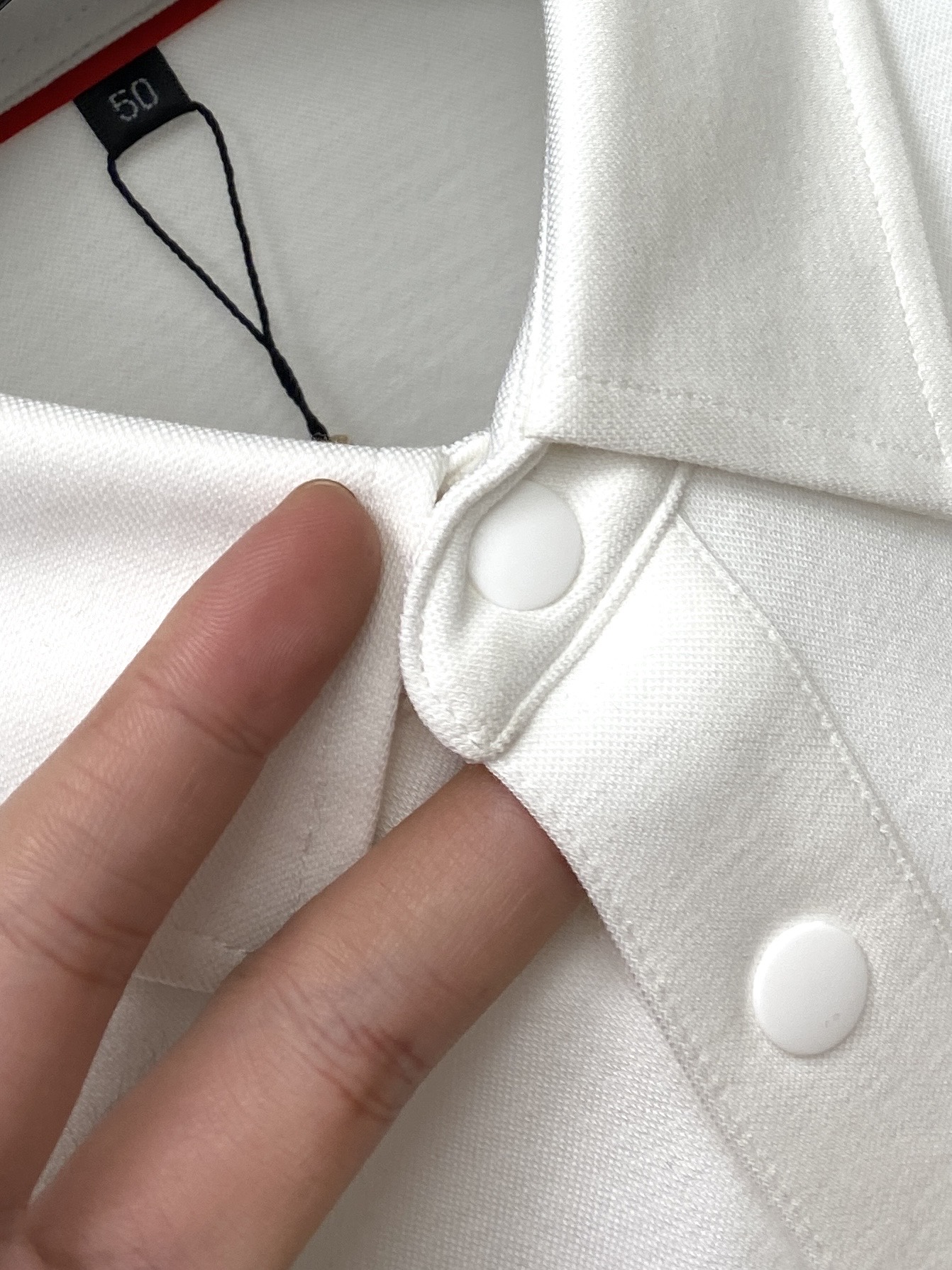 Kiton、2025新品长袖卫衣，帅气时尚，胸前精致刺绣字母logo，简约百搭款。面料棉 不仅挺括，保持