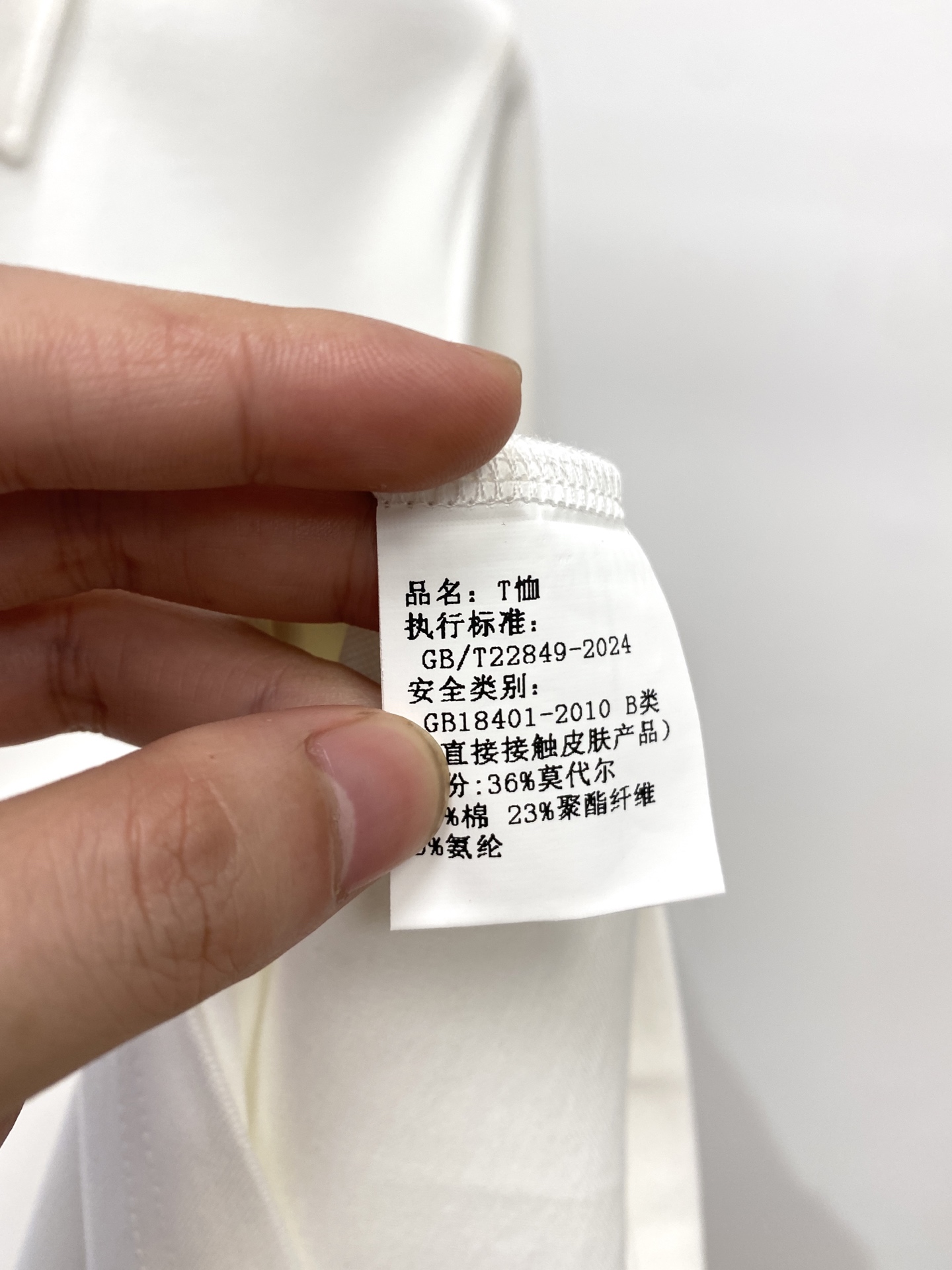 Kiton、2025新品长袖卫衣，帅气时尚，胸前精致刺绣字母logo，简约百搭款。面料棉 不仅挺括，保持