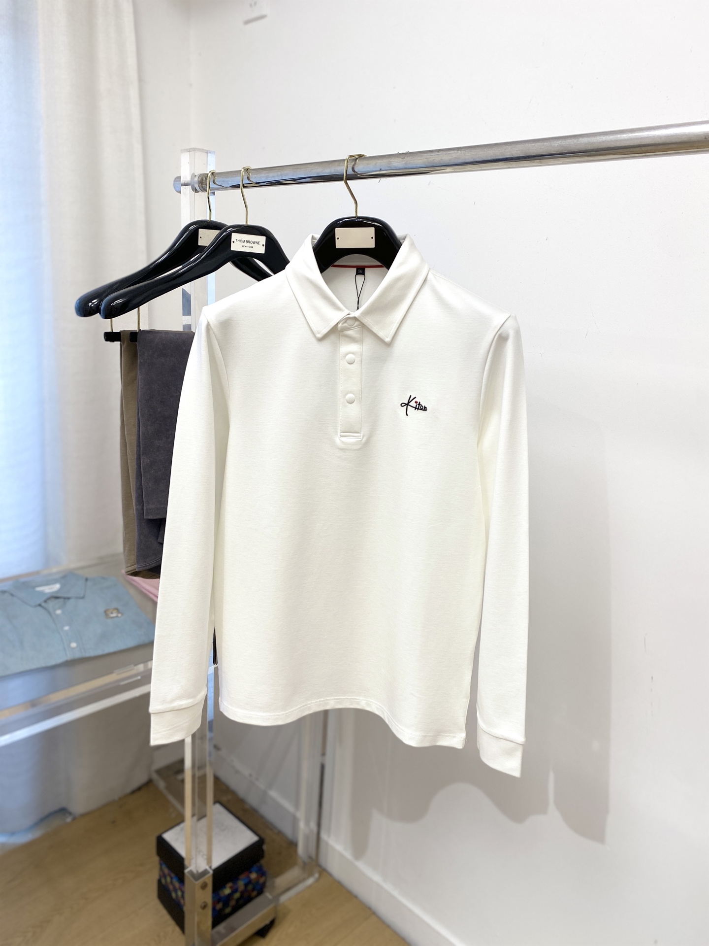 Kiton、2025新品长袖卫衣，帅气时尚，胸前精致刺绣字母logo，简约百搭款。面料棉 不仅挺括，保持