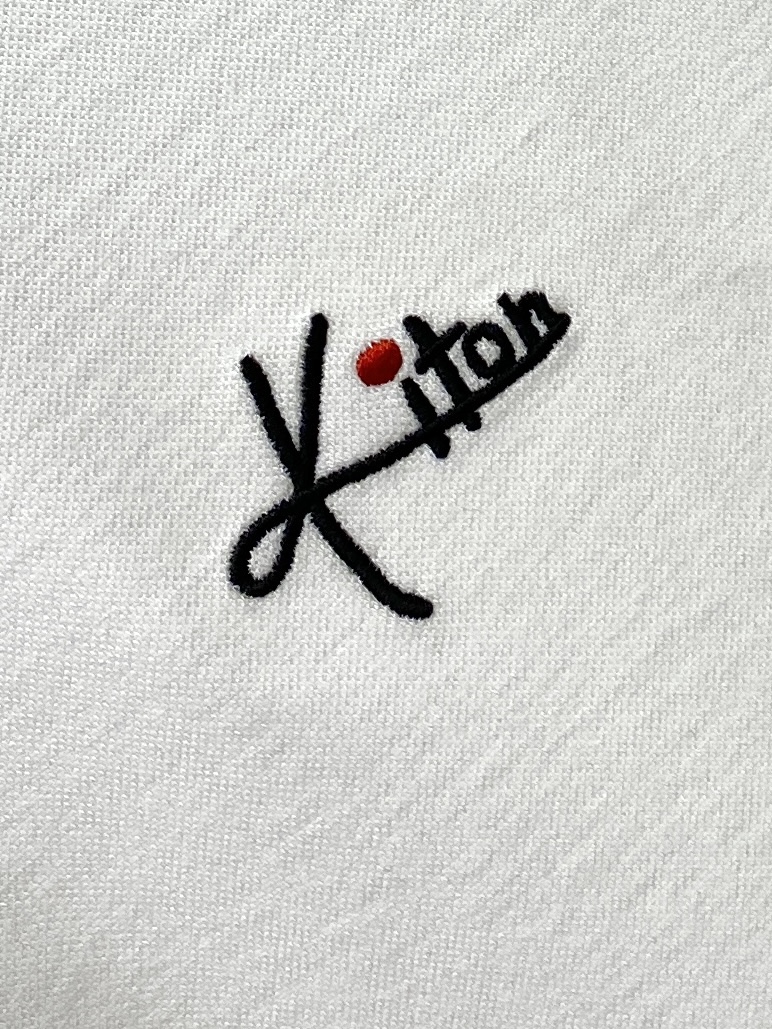 Kiton、2025新品长袖卫衣，帅气时尚，胸前精致刺绣字母logo，简约百搭款。面料棉 不仅挺括，保持