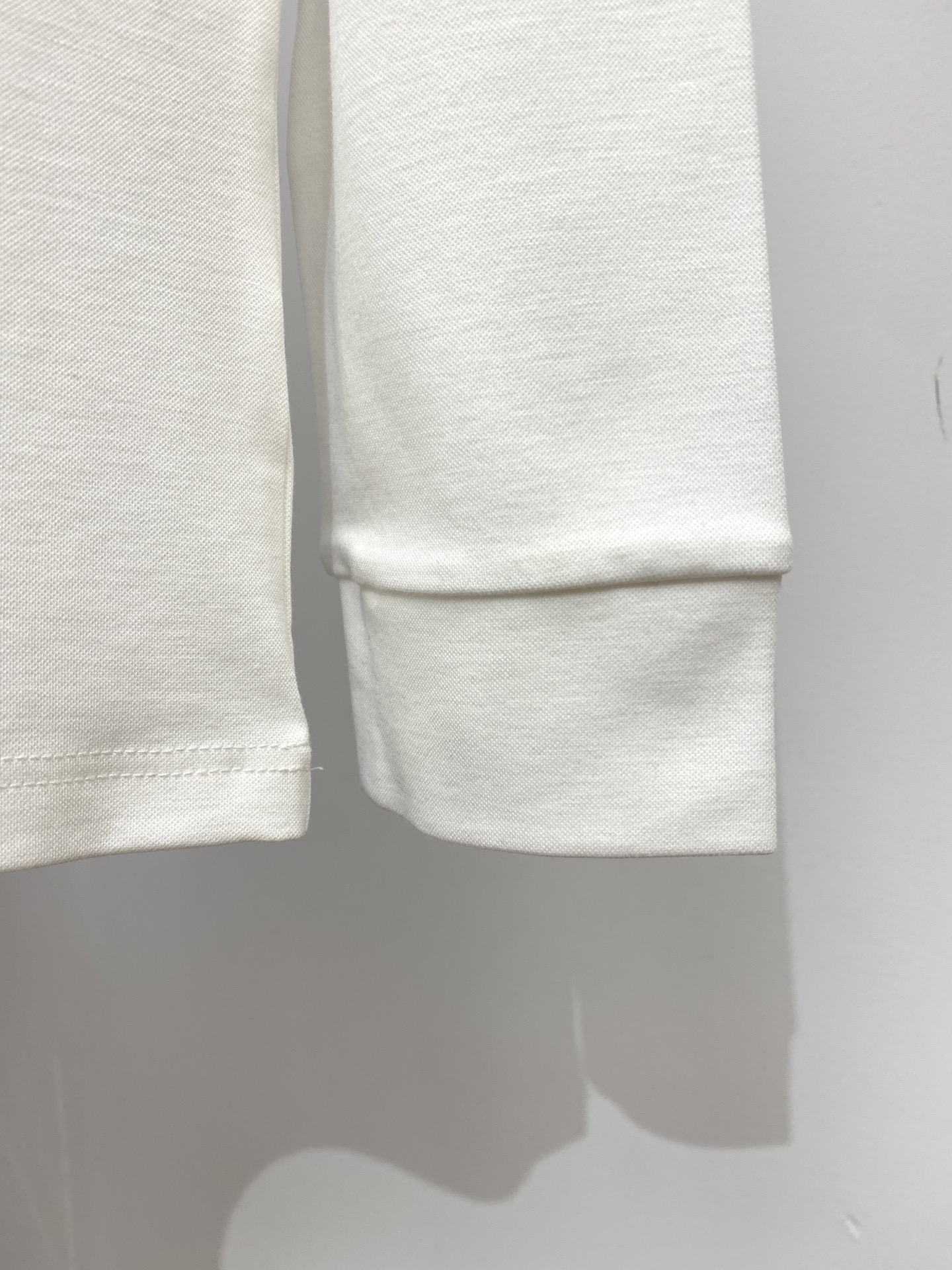 Kiton、2025新品长袖卫衣，帅气时尚，胸前精致刺绣字母logo，简约百搭款。面料棉 不仅挺括，保持