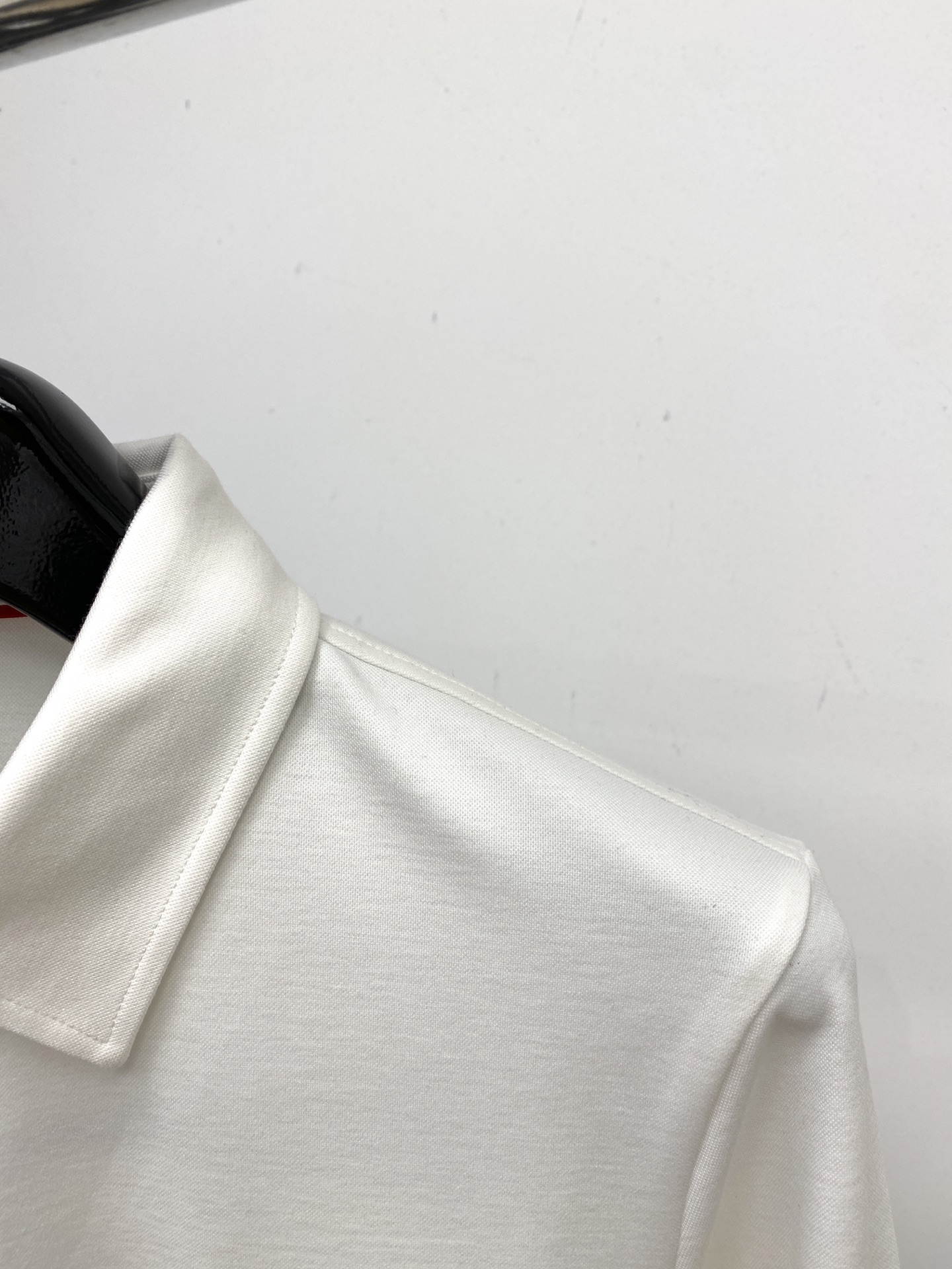 Kiton、2025新品长袖卫衣，帅气时尚，胸前精致刺绣字母logo，简约百搭款。面料棉 不仅挺括，保持