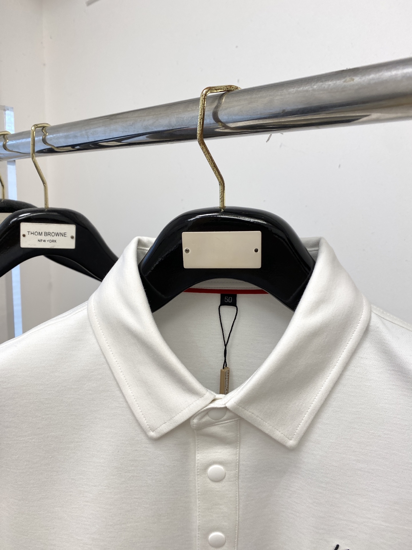 Kiton、2025新品长袖卫衣，帅气时尚，胸前精致刺绣字母logo，简约百搭款。面料棉 不仅挺括，保持