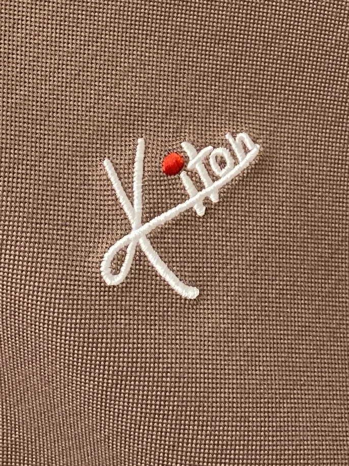 Kiton、2025新品长袖卫衣，帅气时尚，胸前精致刺绣字母logo，简约百搭款。面料棉 不仅挺括，保持