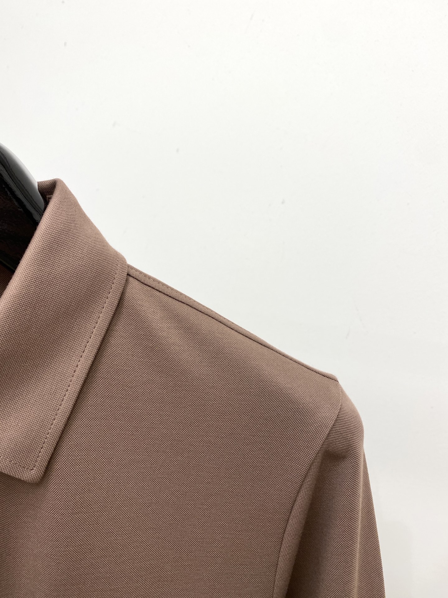 Kiton、2025新品长袖卫衣，帅气时尚，胸前精致刺绣字母logo，简约百搭款。面料棉 不仅挺括，保持