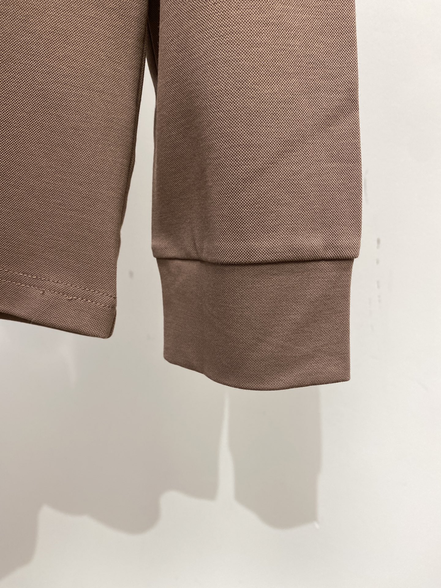 Kiton、2025新品长袖卫衣，帅气时尚，胸前精致刺绣字母logo，简约百搭款。面料棉 不仅挺括，保持