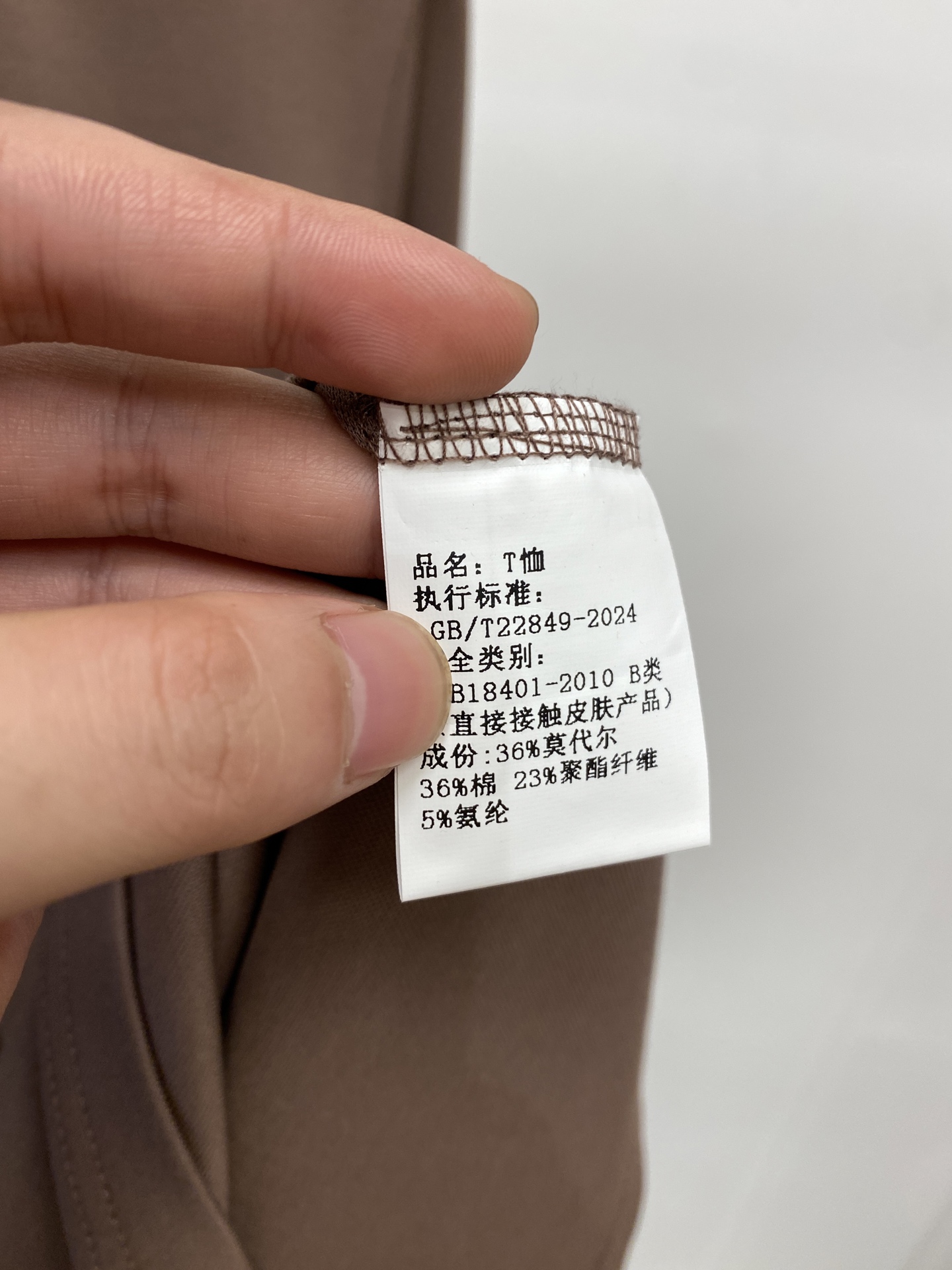 Kiton、2025新品长袖卫衣，帅气时尚，胸前精致刺绣字母logo，简约百搭款。面料棉 不仅挺括，保持