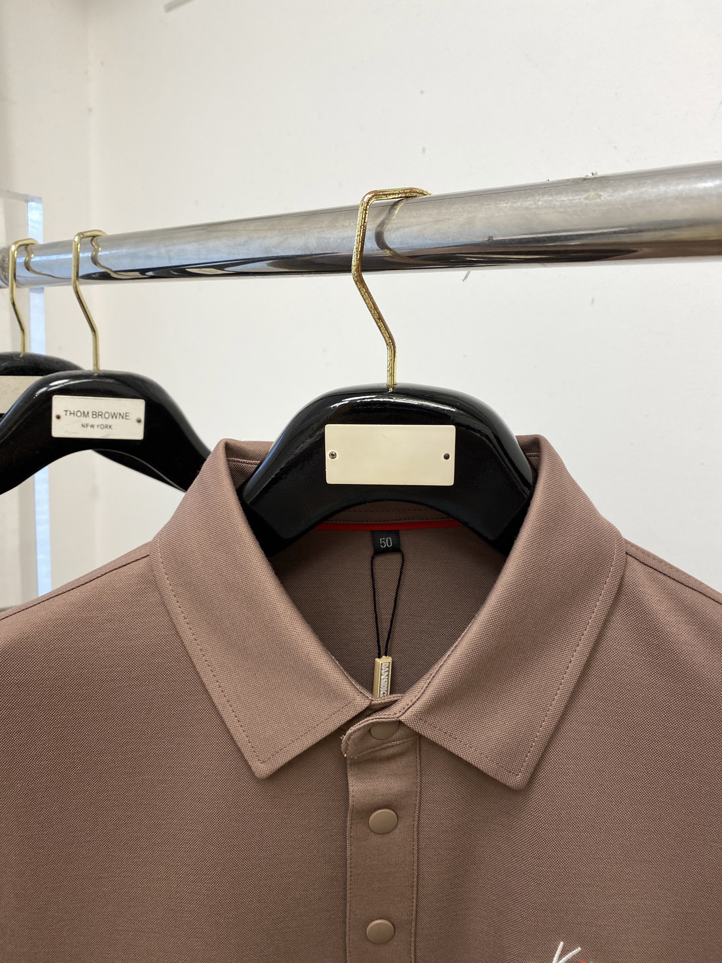 Kiton、2025新品长袖卫衣，帅气时尚，胸前精致刺绣字母logo，简约百搭款。面料棉 不仅挺括，保持