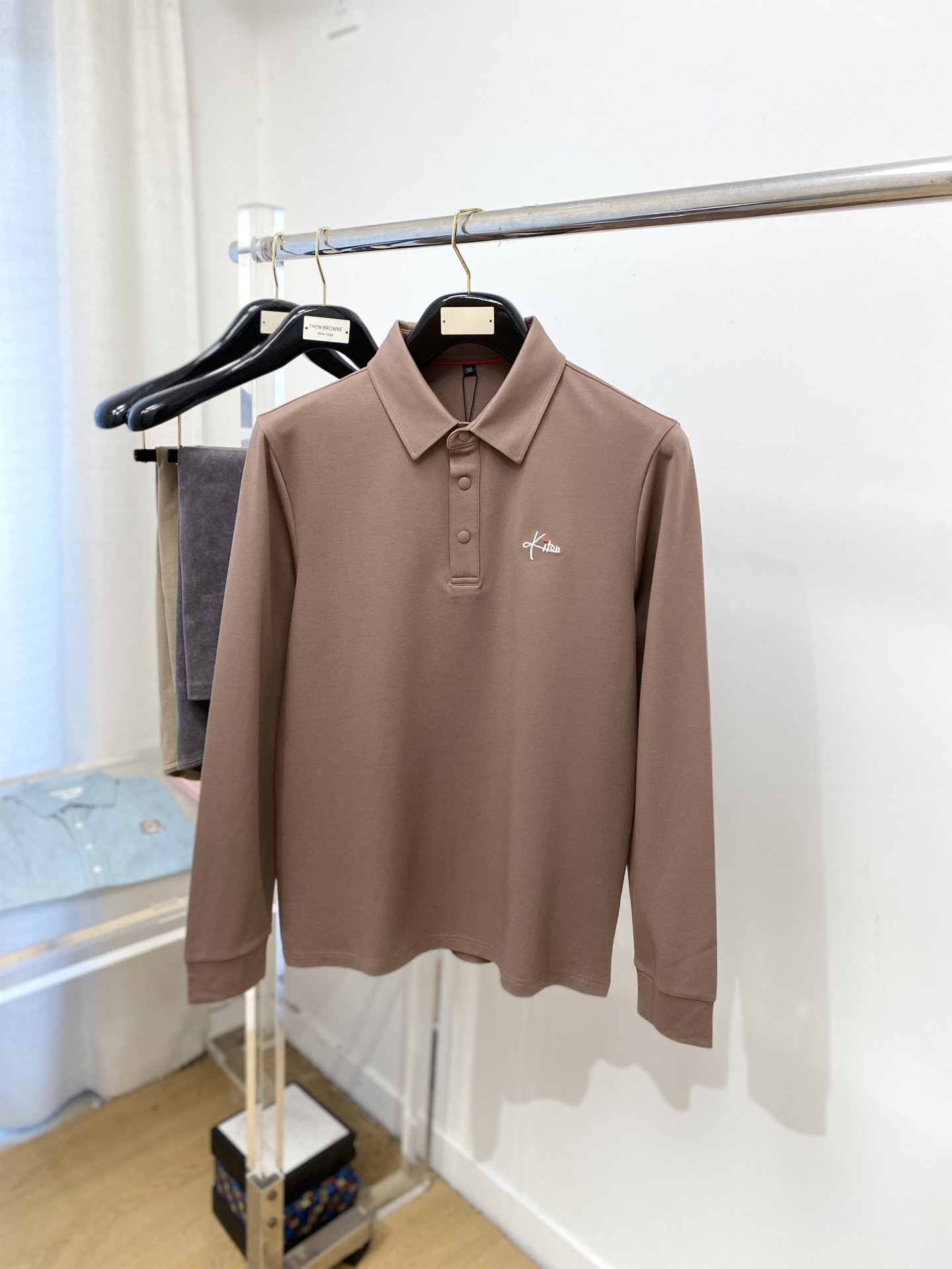 Kiton、2025新品长袖卫衣，帅气时尚，胸前精致刺绣字母logo，简约百搭款。面料棉 不仅挺括，保持