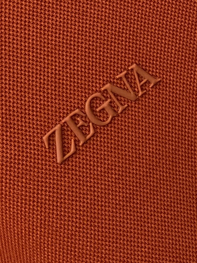 杰尼亚、新品长袖卫衣，帅气时尚，胸前顶级印胶字母logo，简约百搭款。面料棉 不仅挺括，保持潮流的廓形，