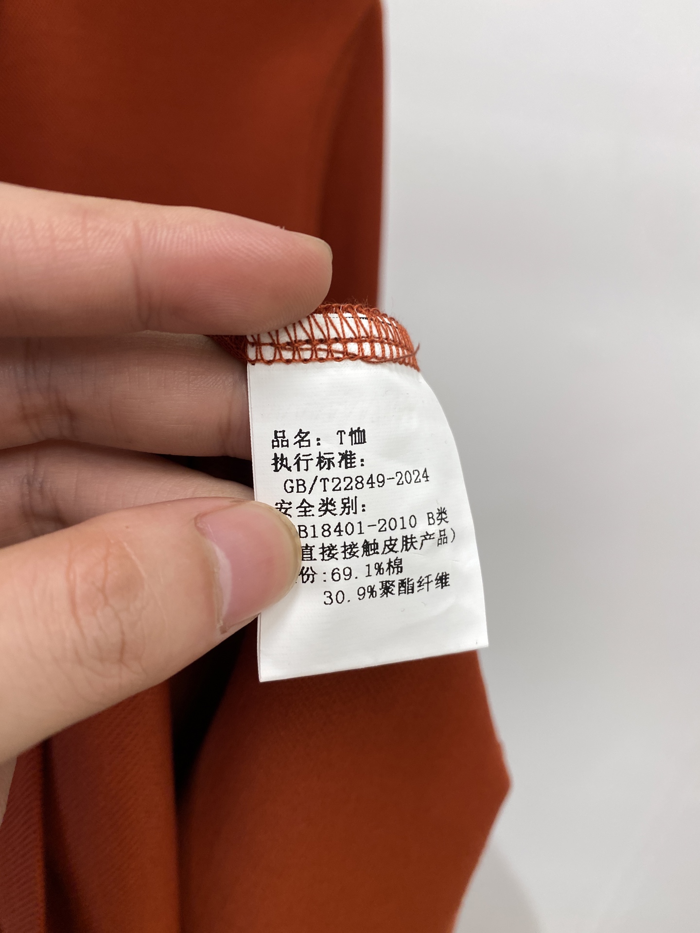 杰尼亚、新品长袖卫衣，帅气时尚，胸前顶级印胶字母logo，简约百搭款。面料棉 不仅挺括，保持潮流的廓形，