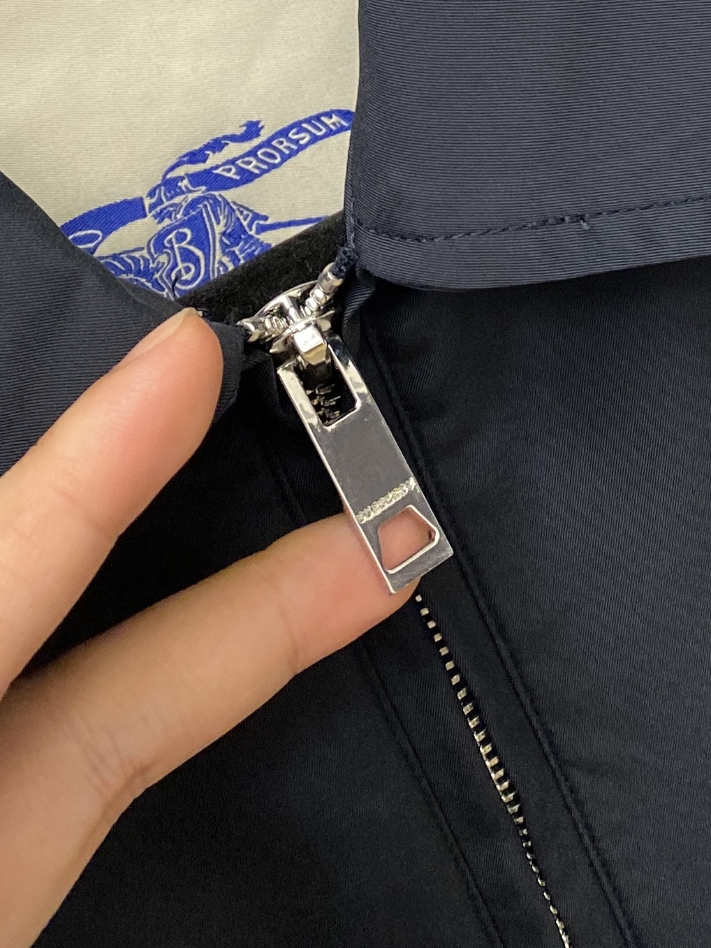 巴宝莉、2025新品夹克外套，时尚帅气，简约百搭款，胸前精致刺绣图案logo，定制原版面料，不仅挺括，保