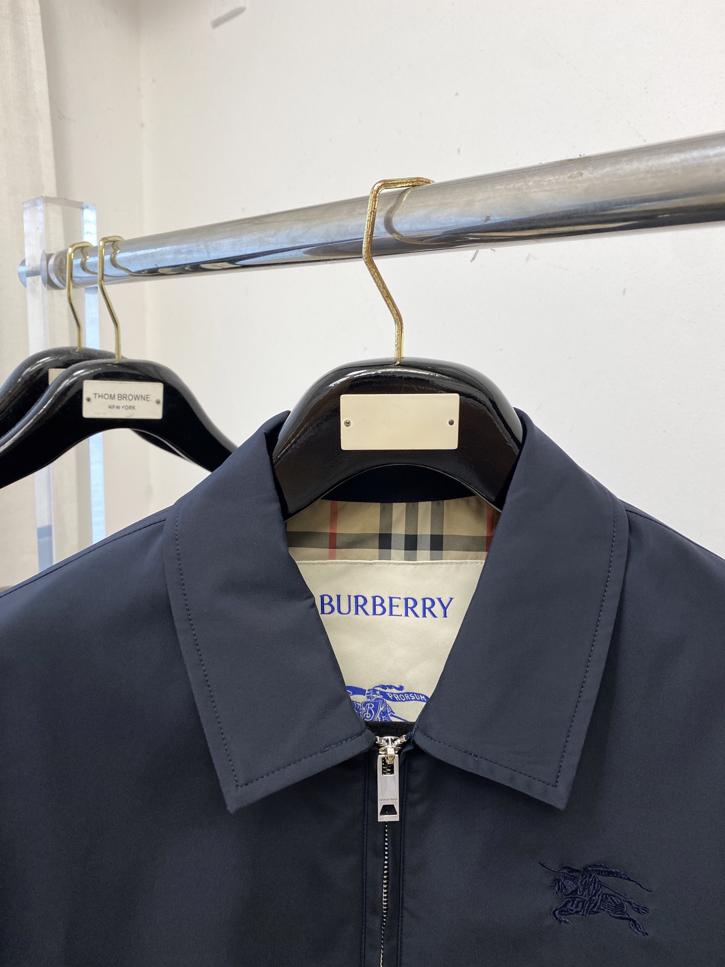 巴宝莉、2025新品夹克外套，时尚帅气，简约百搭款，胸前精致刺绣图案logo，定制原版面料，不仅挺括，保