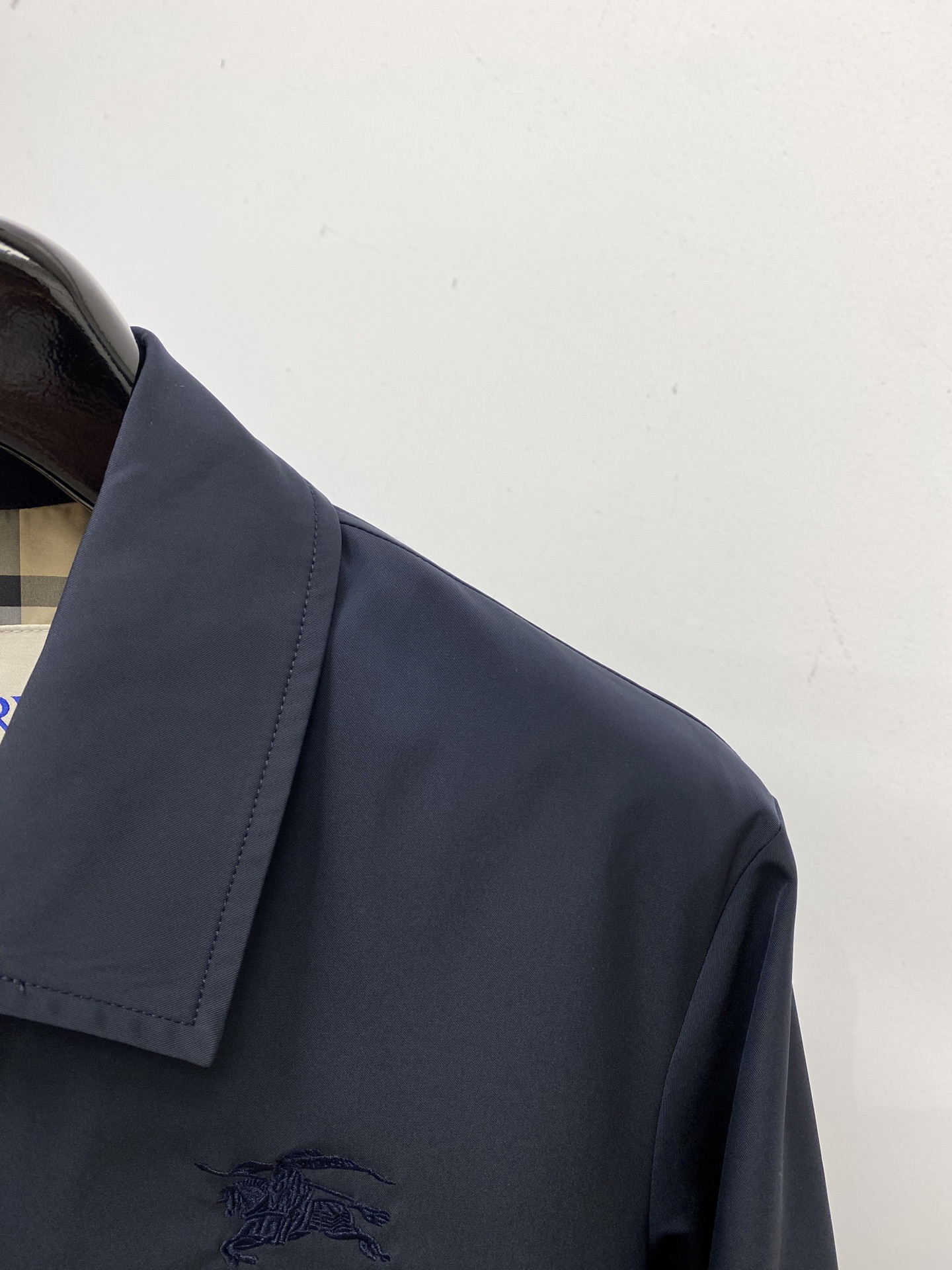 巴宝莉、2025新品夹克外套，时尚帅气，简约百搭款，胸前精致刺绣图案logo，定制原版面料，不仅挺括，保