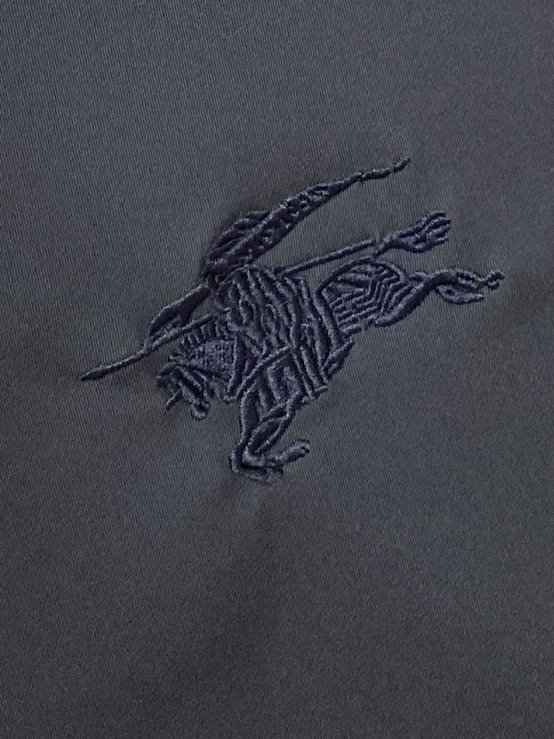 巴宝莉、2025新品夹克外套，时尚帅气，简约百搭款，胸前精致刺绣图案logo，定制原版面料，不仅挺括，保