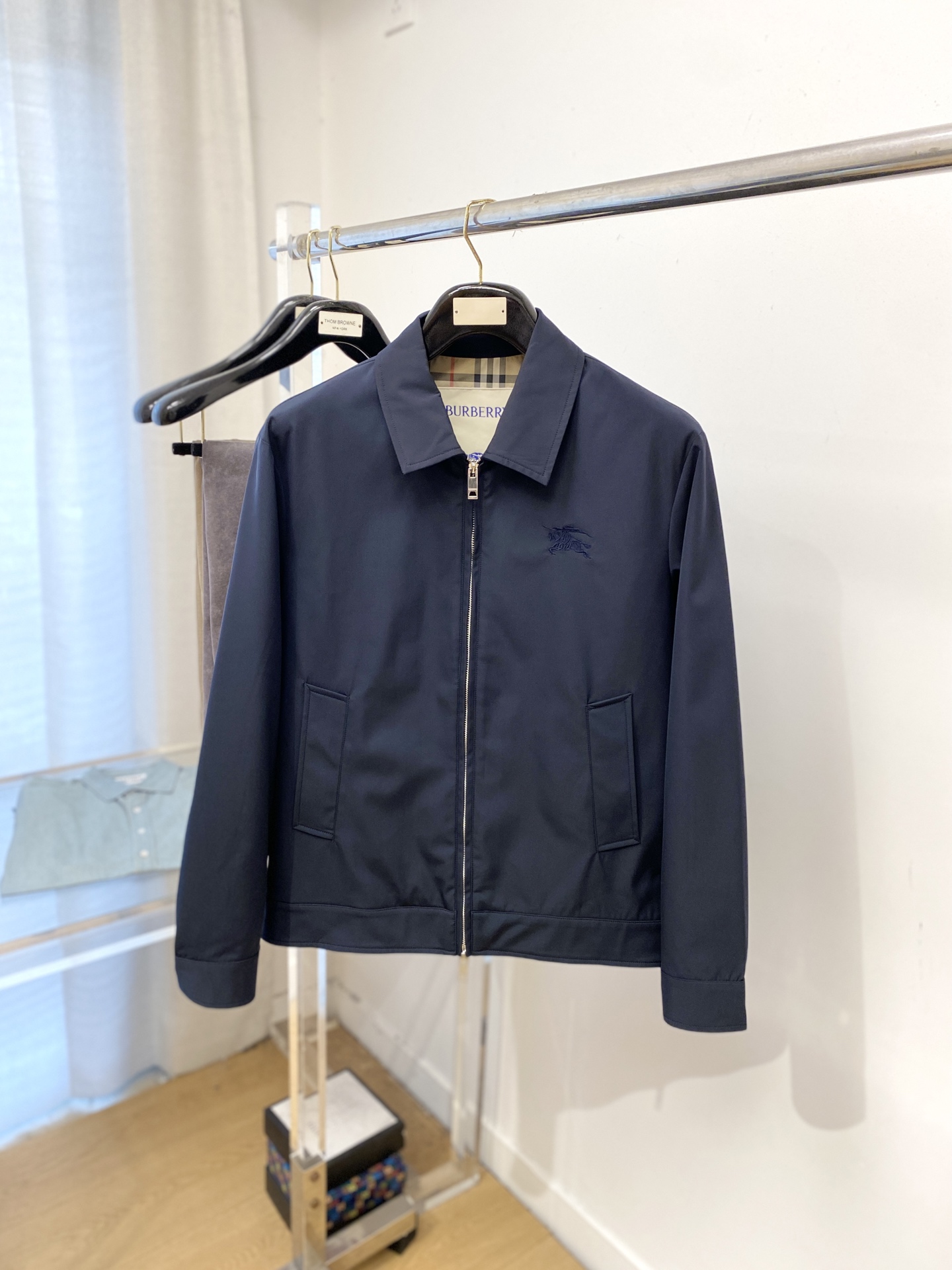 NO:539537,Burberry, 2025 new jacket jacket, fashionable and handsome, simple and versatile style, exquisite embroidery pattern logo on the chest, customized original fabric, not only crisp, maintains the trendy silhouette, and is comfortable to wear, the yarn weaving is more delicate, the number M-3XL, burberry, jackets & coats, jackets & coats, alexander wang19860909巴宝莉、2025新品夹克外套,时尚帅气,简约百搭款,胸前精致刺绣图案logo,定制原版面料,不仅挺括,保持潮流的廓形,又穿着舒适,纱织更细腻,码数M-3XL,,burberry,jackets & coats,jackets & coats,alexander wang,Men's clothing