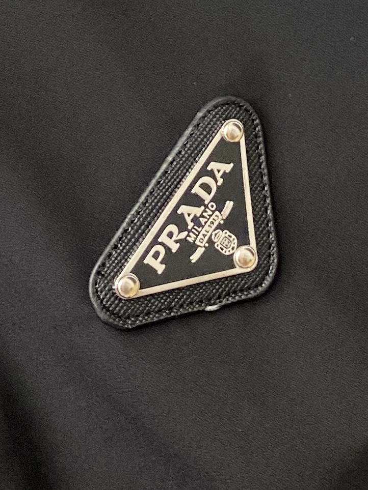 普拉达、2025新品夹克马甲外套，时尚帅气，简约百搭款，胸前五金装饰三角标logo，定制原版面料，不仅挺