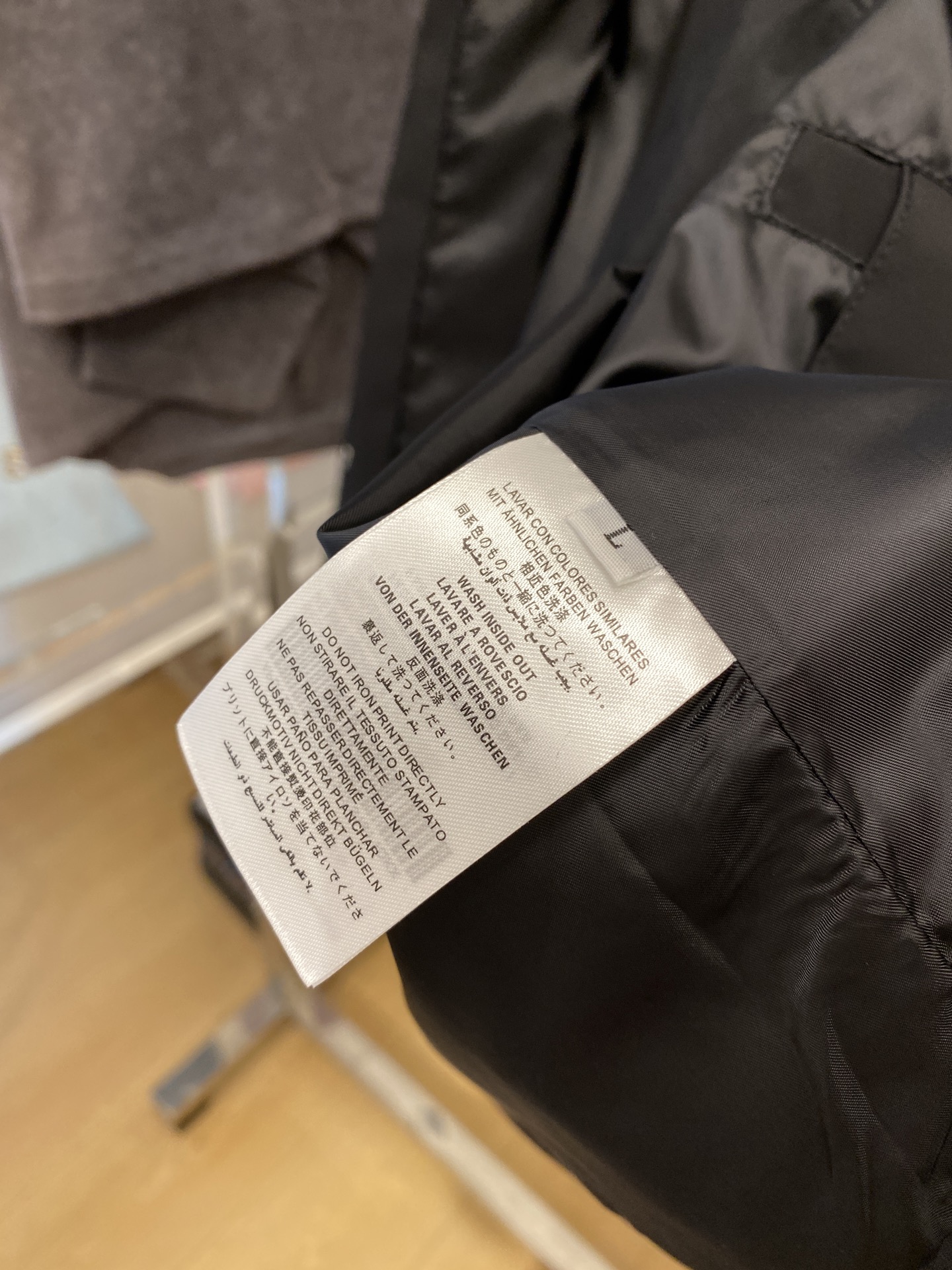 普拉达、2025新品夹克马甲外套，时尚帅气，简约百搭款，胸前五金装饰三角标logo，定制原版面料，不仅挺