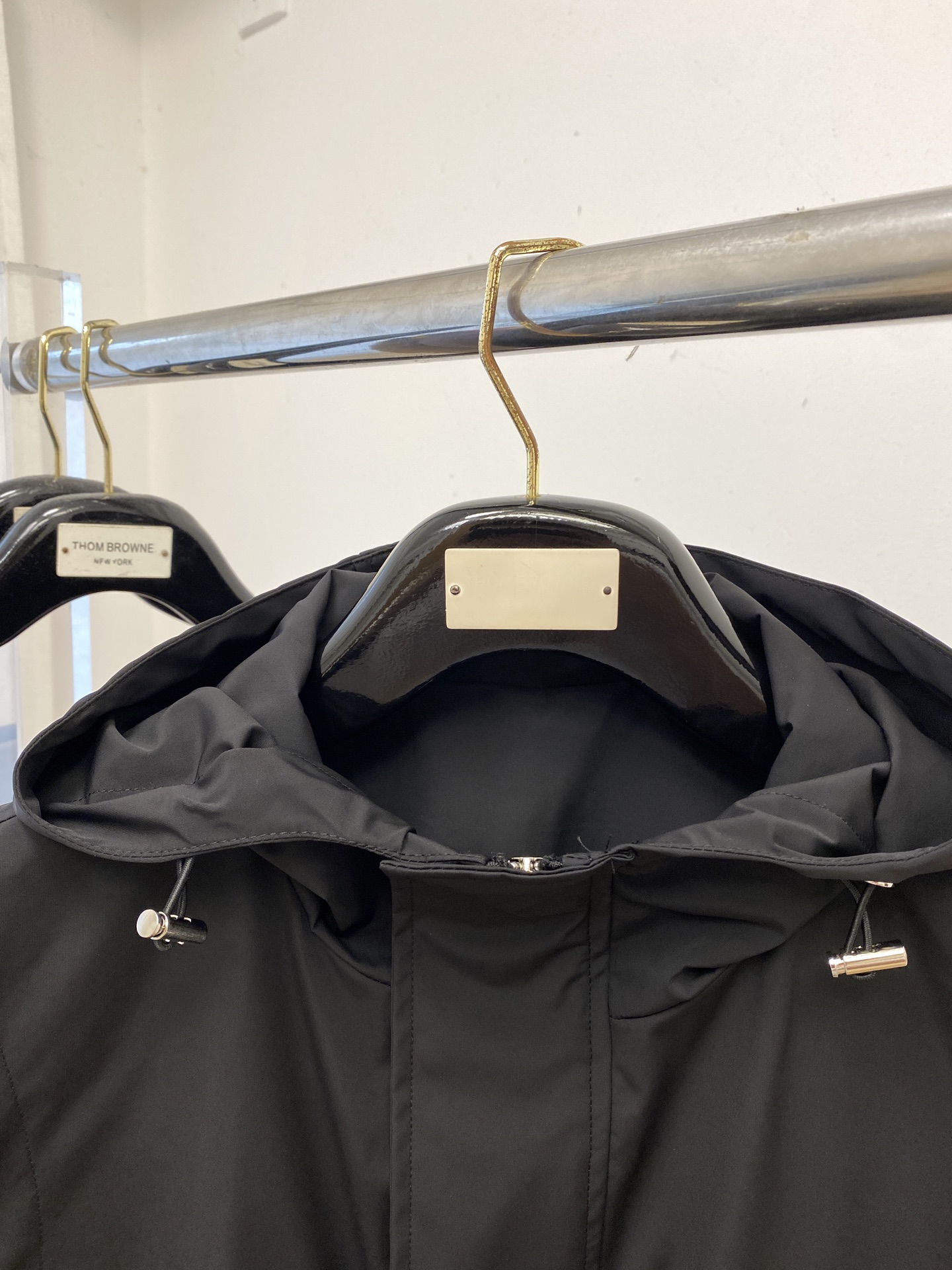 普拉达、2025新品夹克马甲外套，时尚帅气，简约百搭款，胸前五金装饰三角标logo，定制原版面料，不仅挺