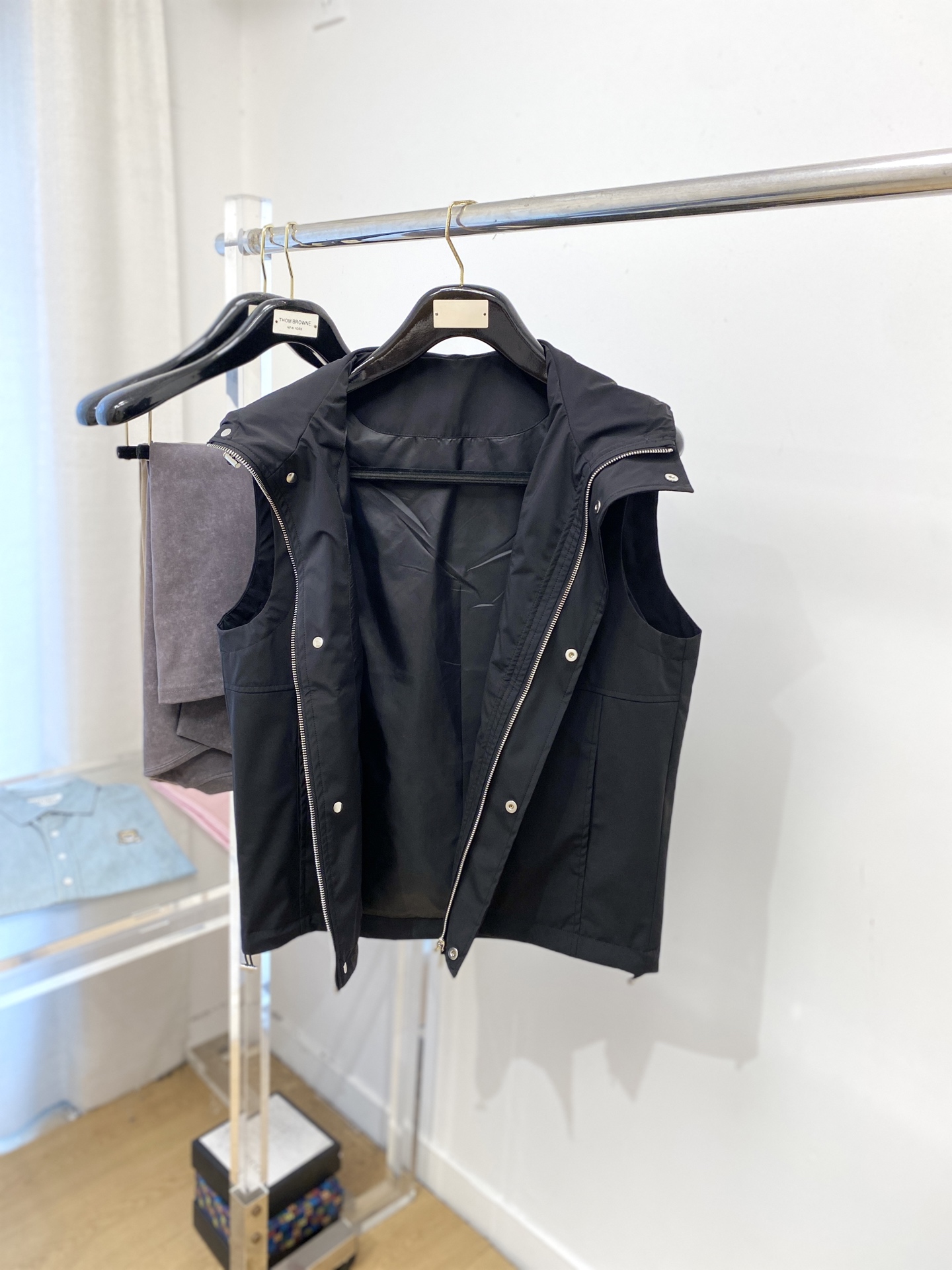 普拉达、2025新品夹克马甲外套，时尚帅气，简约百搭款，胸前五金装饰三角标logo，定制原版面料，不仅挺