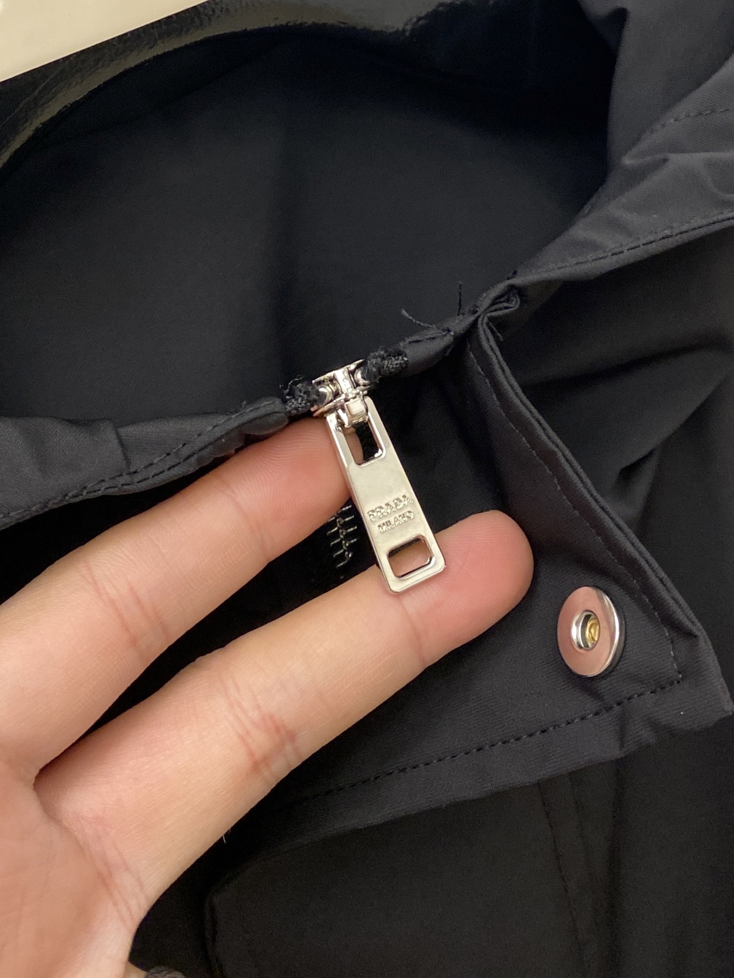 普拉达、2025新品夹克马甲外套，时尚帅气，简约百搭款，胸前五金装饰三角标logo，定制原版面料，不仅挺