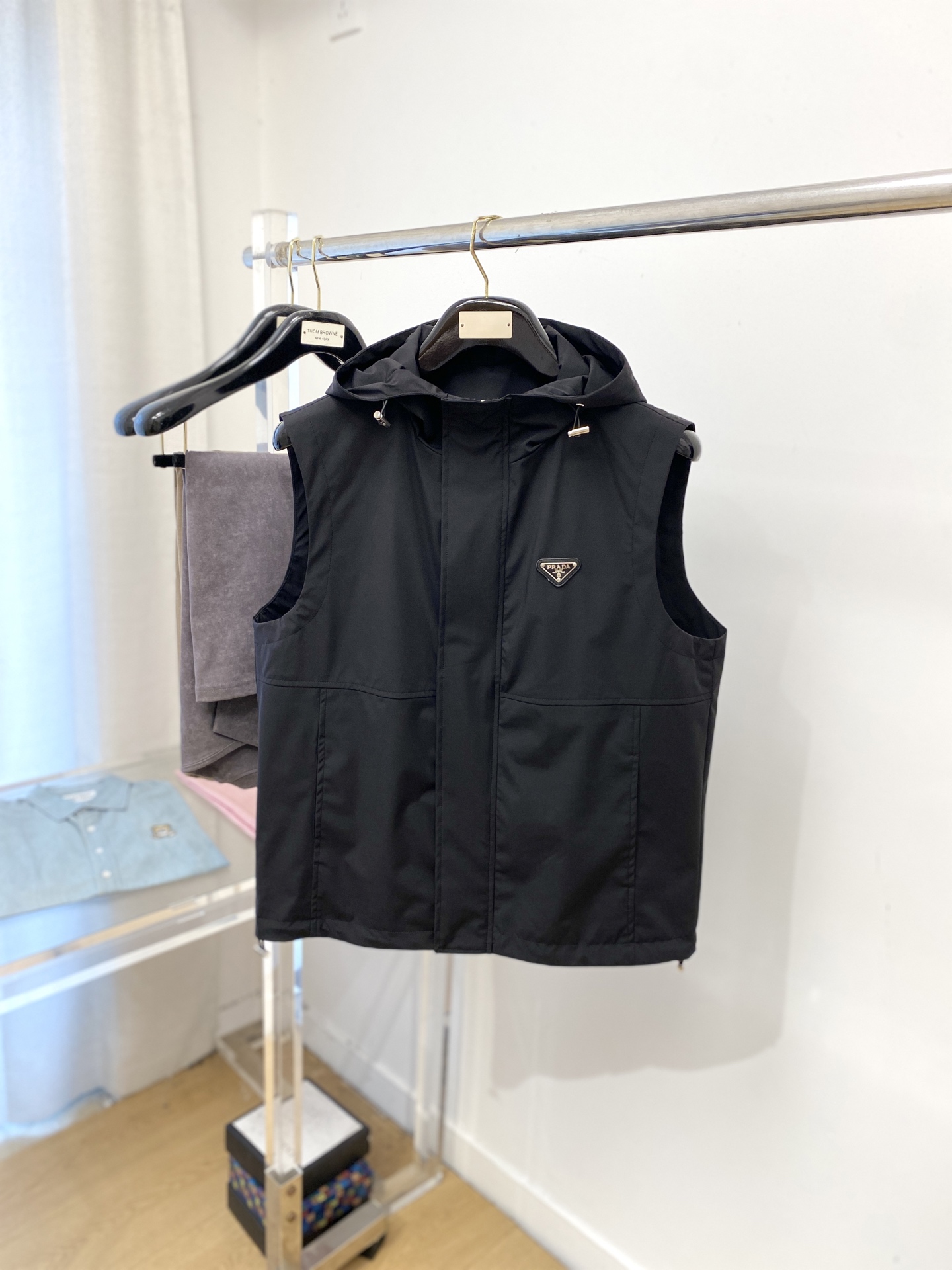 普拉达、2025新品夹克马甲外套，时尚帅气，简约百搭款，胸前五金装饰三角标logo，定制原版面料，不仅挺