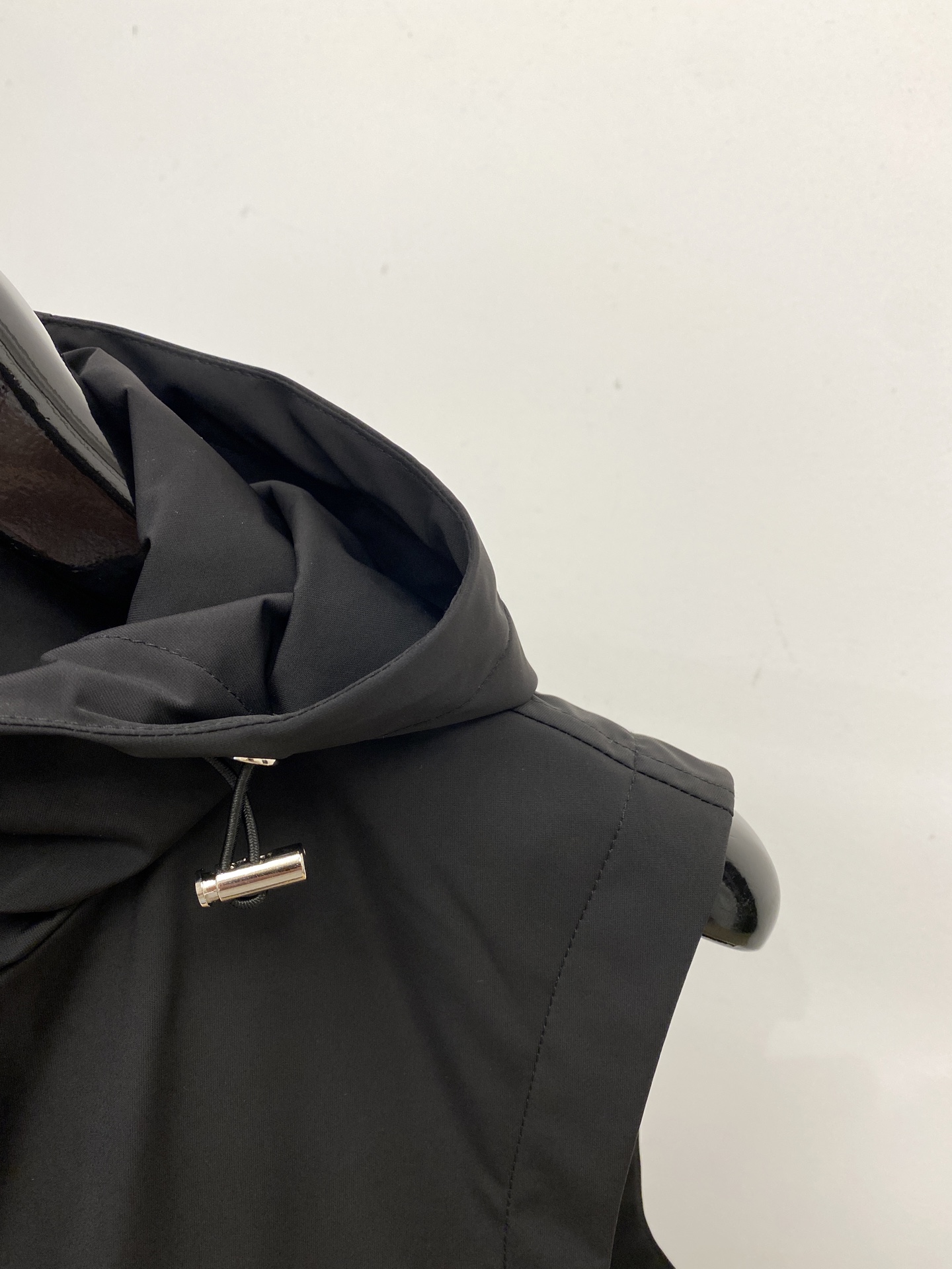 普拉达、2025新品夹克马甲外套，时尚帅气，简约百搭款，胸前五金装饰三角标logo，定制原版面料，不仅挺