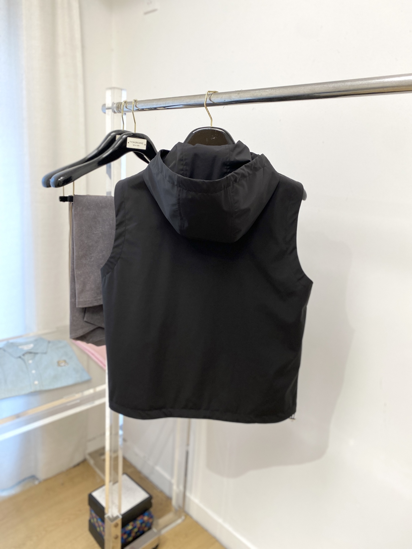 普拉达、2025新品夹克马甲外套，时尚帅气，简约百搭款，胸前五金装饰三角标logo，定制原版面料，不仅挺