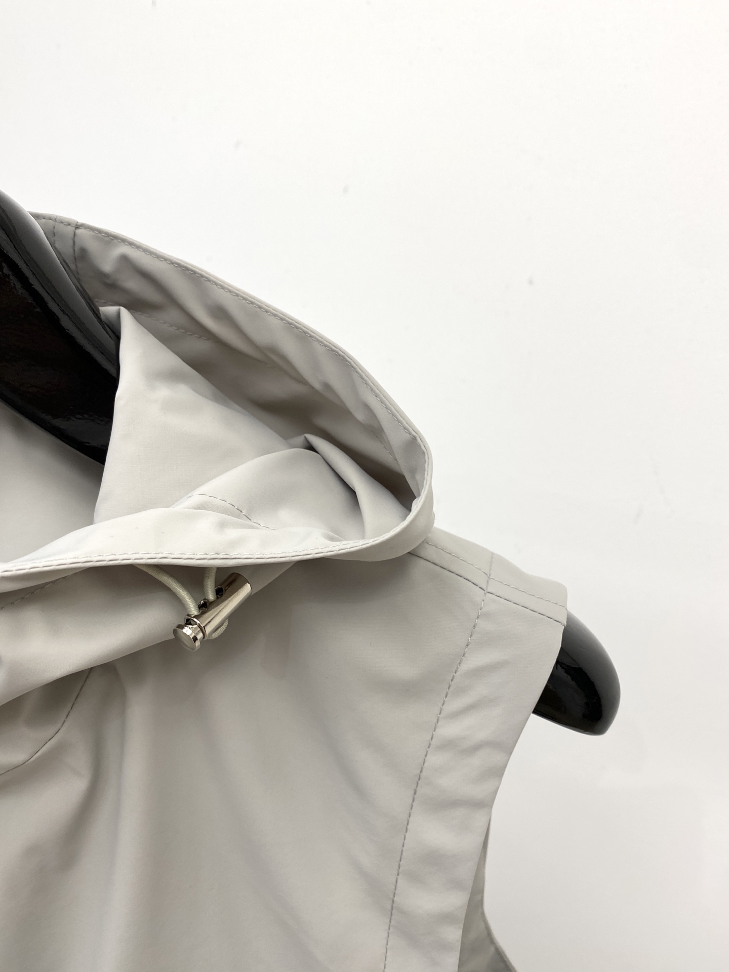 普拉达、2025新品夹克马甲外套，时尚帅气，简约百搭款，胸前五金装饰三角标logo，定制原版面料，不仅挺