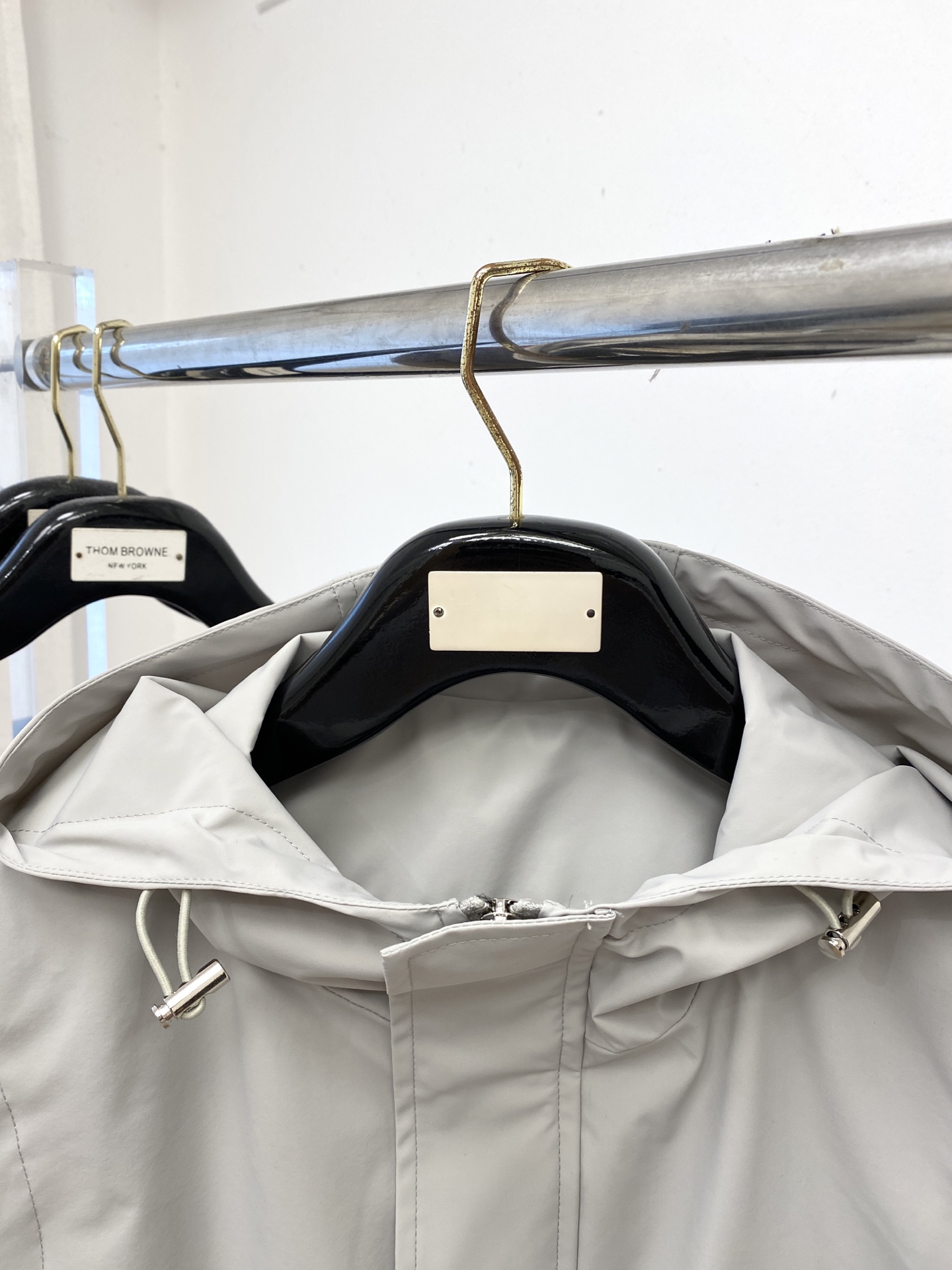 普拉达、2025新品夹克马甲外套，时尚帅气，简约百搭款，胸前五金装饰三角标logo，定制原版面料，不仅挺