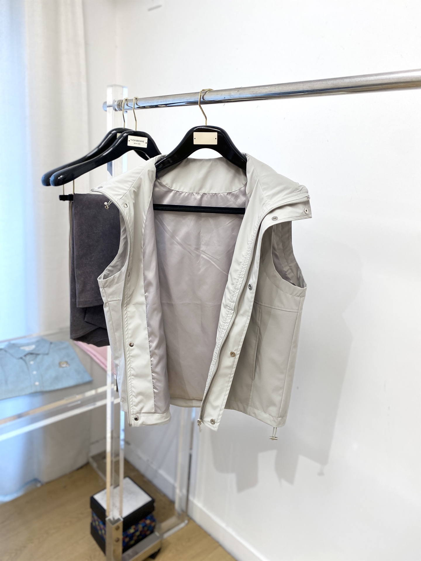 普拉达、2025新品夹克马甲外套，时尚帅气，简约百搭款，胸前五金装饰三角标logo，定制原版面料，不仅挺