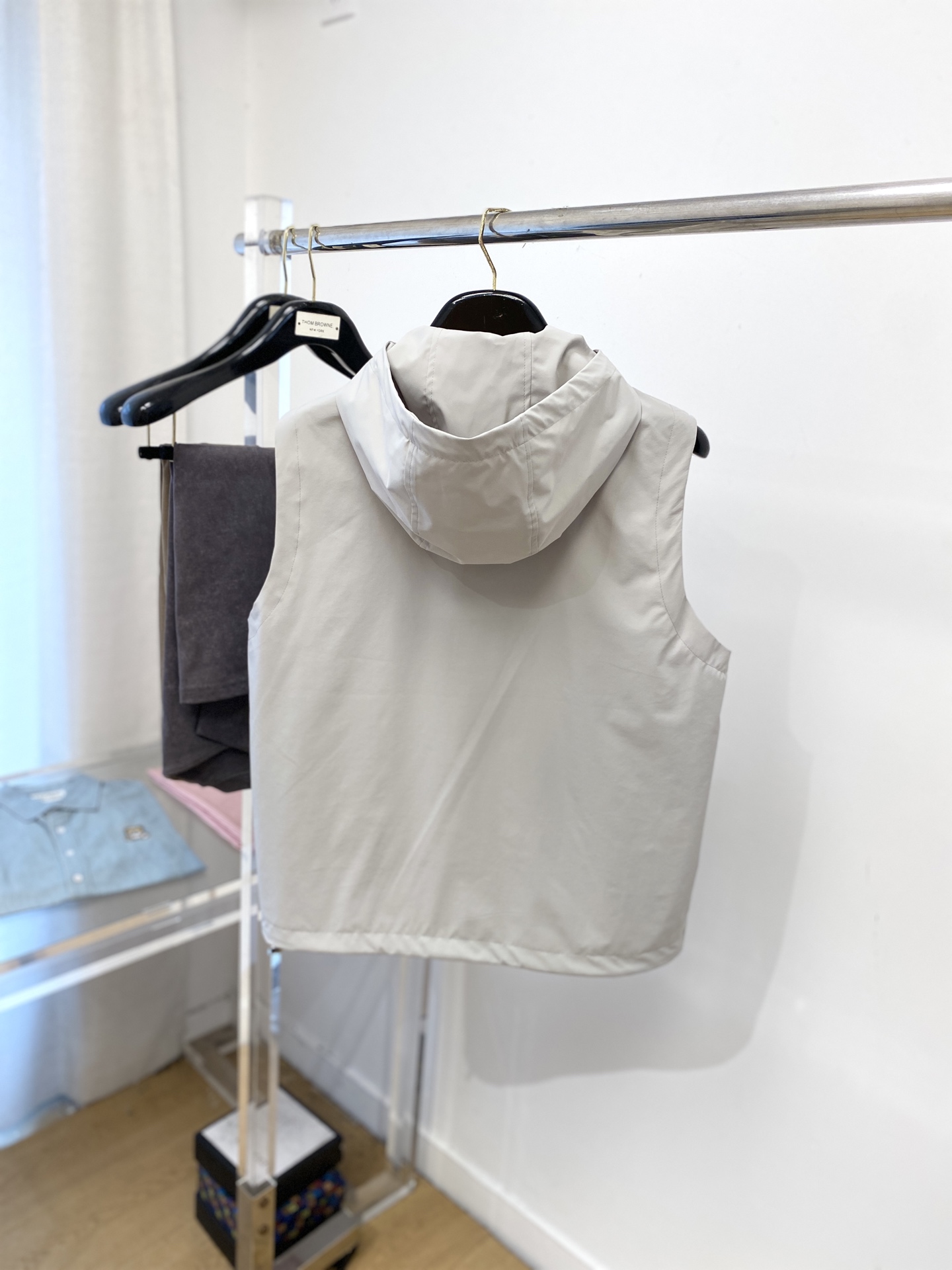 普拉达、2025新品夹克马甲外套，时尚帅气，简约百搭款，胸前五金装饰三角标logo，定制原版面料，不仅挺