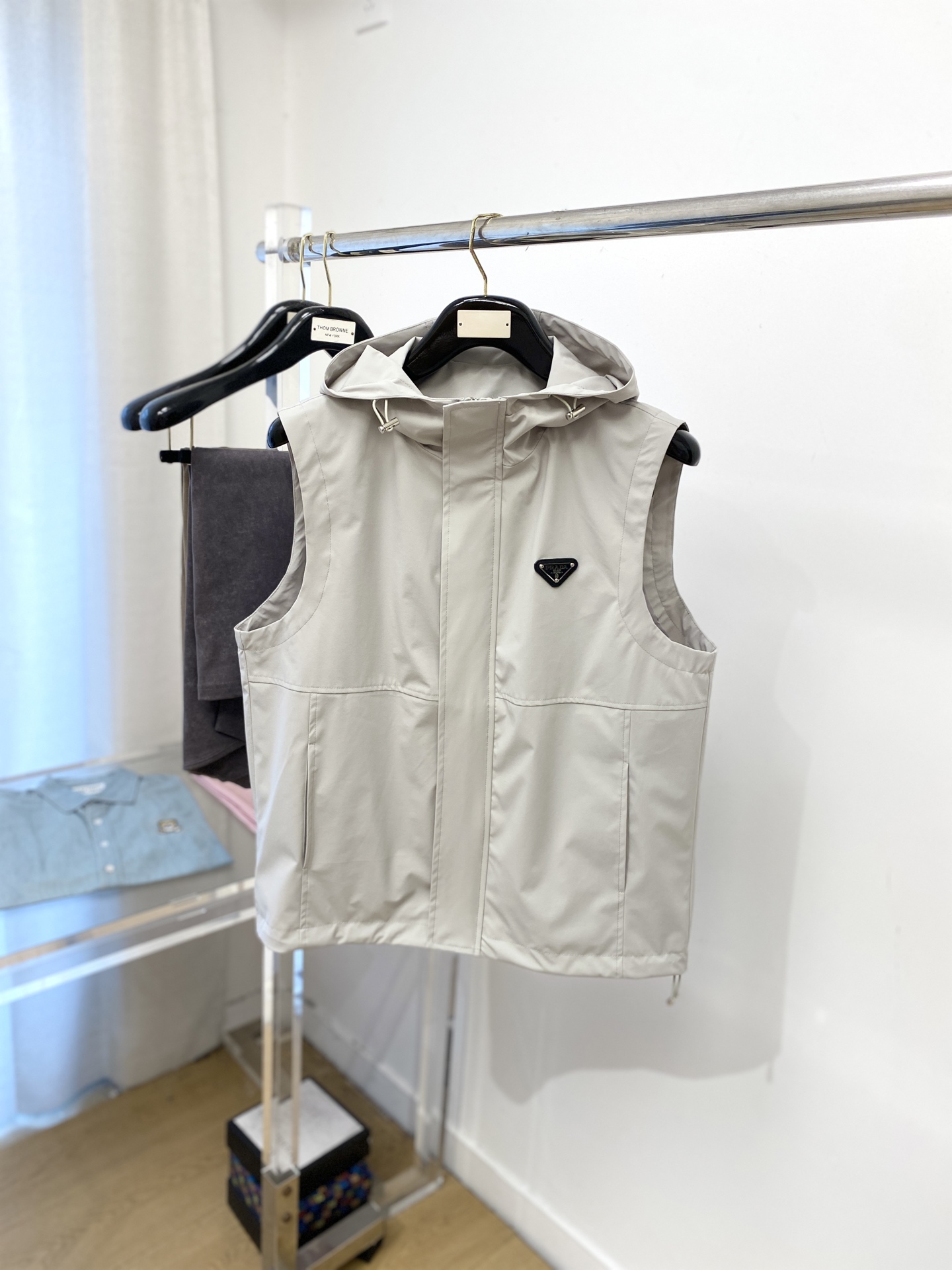 NO:539552,Prada, 2025 new jacket vest jacket, fashionable and handsome, simple and versatile style, chest hardware decorative triangle logo, customized original fabric, not only crisp, maintains the trendy silhouette, and is comfortable to wear, the yarn weaving is more delicate, the number M-3XL, prada, jackets & coats, jackets & coats, alexander wang19860909普拉达、2025新品夹克马甲外套,时尚帅气,简约百搭款,胸前五金装饰三角标logo,定制原版面料,不仅挺括,保持潮流的廓形,又穿着舒适,纱织更细腻,码数M-3XL,,prada,jackets & coats,jackets & coats,alexander wang,Men's clothing