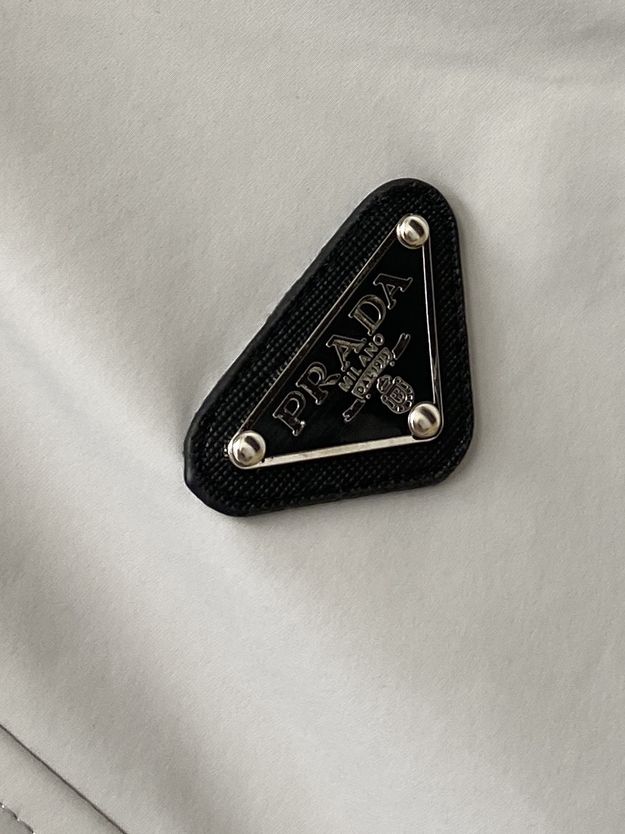 普拉达、2025新品夹克马甲外套，时尚帅气，简约百搭款，胸前五金装饰三角标logo，定制原版面料，不仅挺