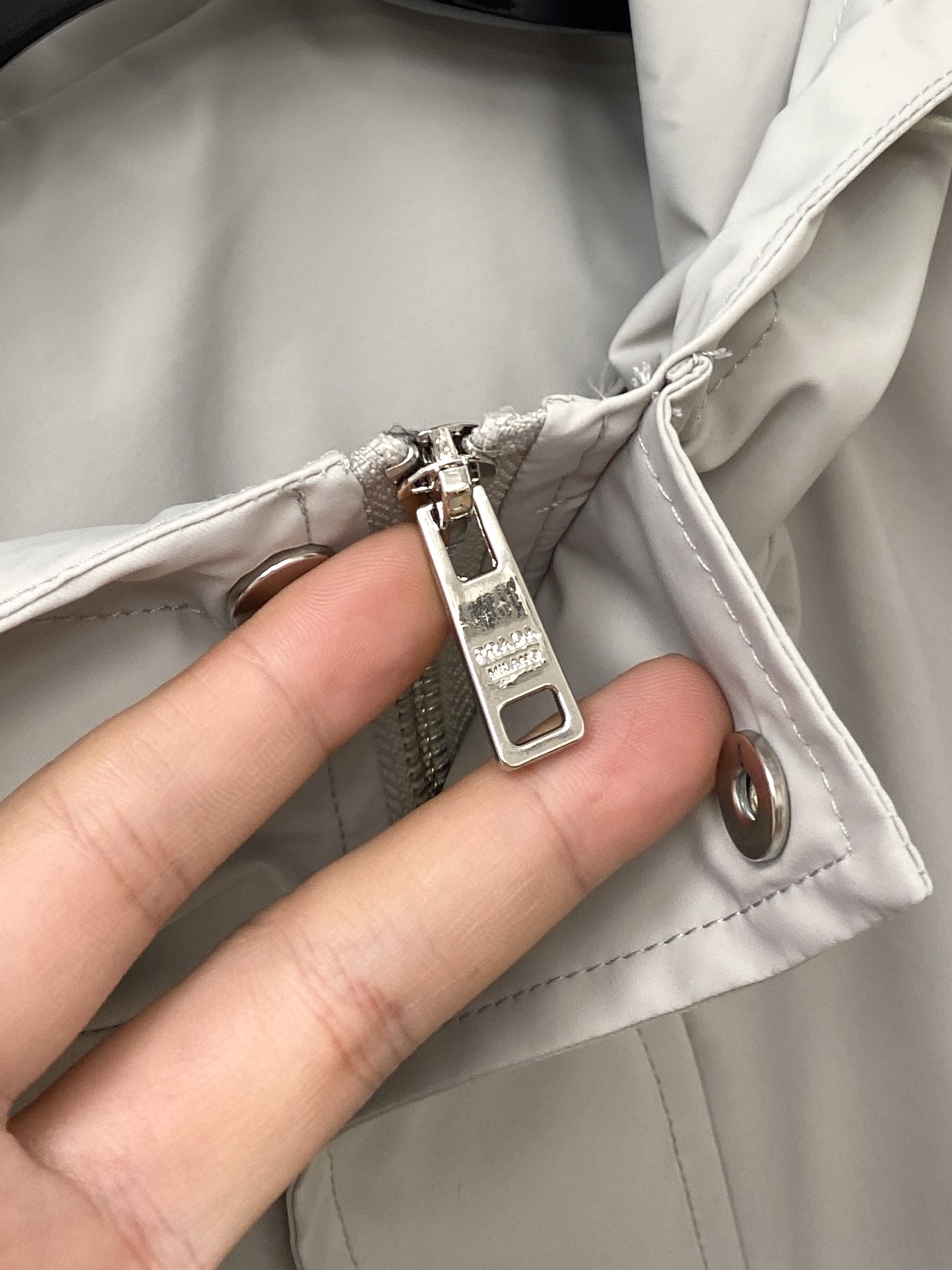 普拉达、2025新品夹克马甲外套，时尚帅气，简约百搭款，胸前五金装饰三角标logo，定制原版面料，不仅挺