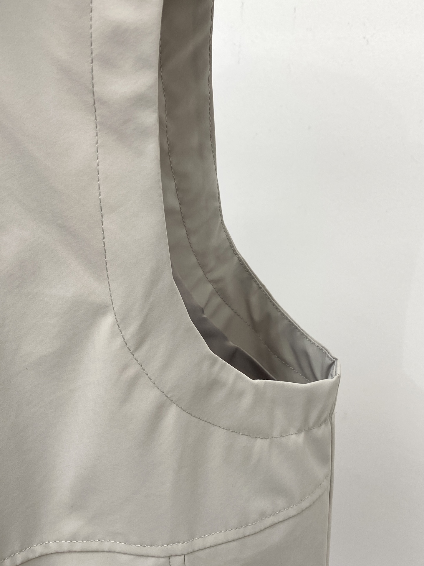 普拉达、2025新品夹克马甲外套，时尚帅气，简约百搭款，胸前五金装饰三角标logo，定制原版面料，不仅挺