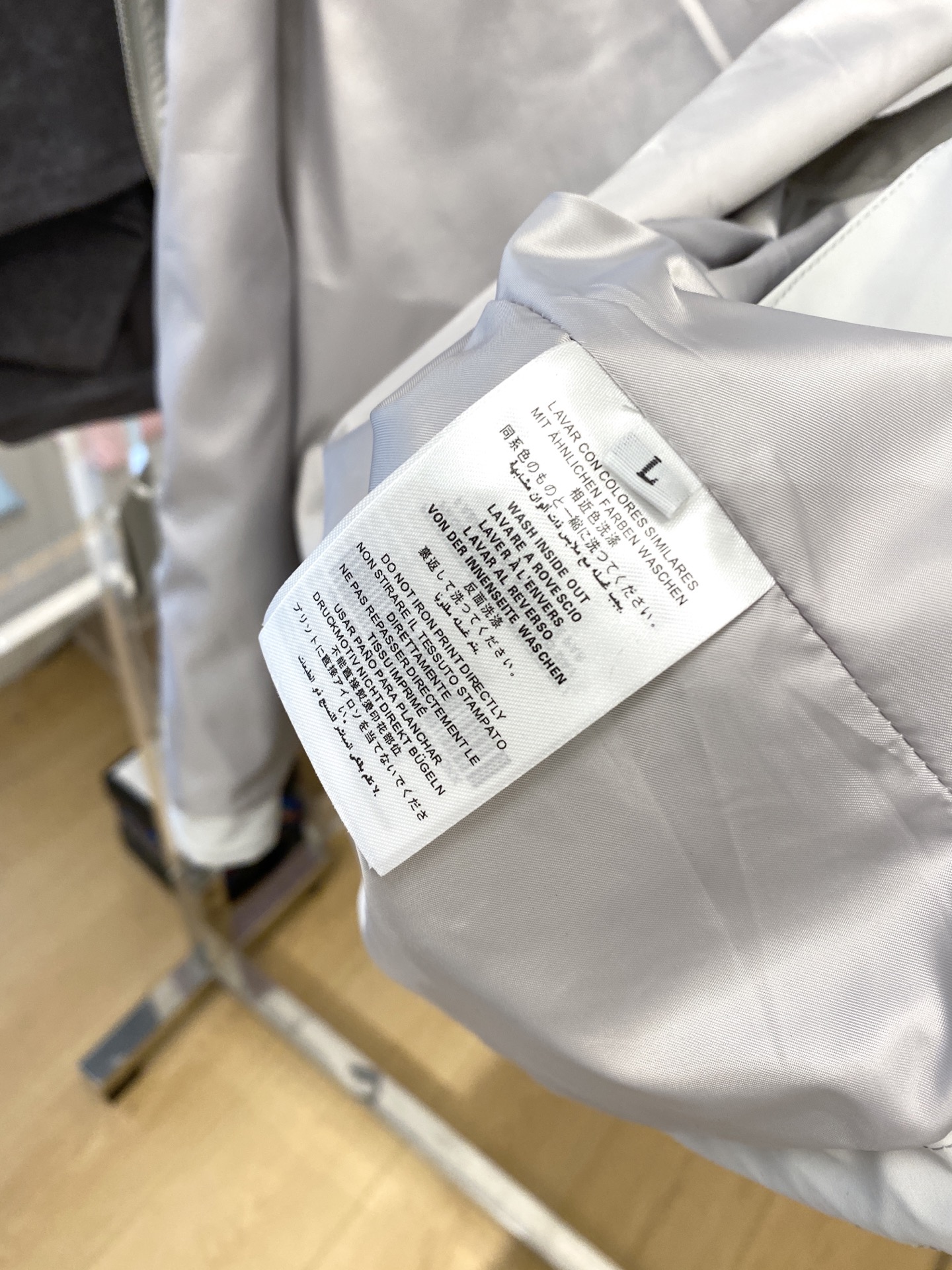 普拉达、2025新品夹克马甲外套，时尚帅气，简约百搭款，胸前五金装饰三角标logo，定制原版面料，不仅挺