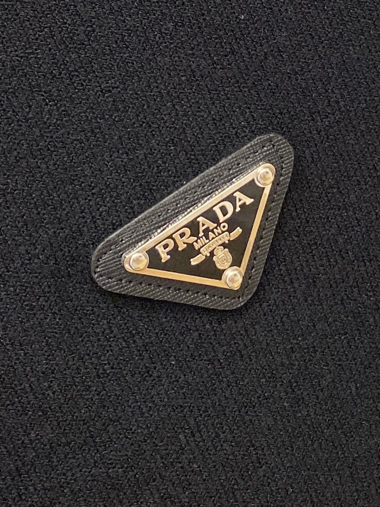 普拉达、2025新品羊毛衣 具有手感细腻柔软，可直接与肌肤接触，让暖心的纱线变化出细腻的质感，顶级工艺极