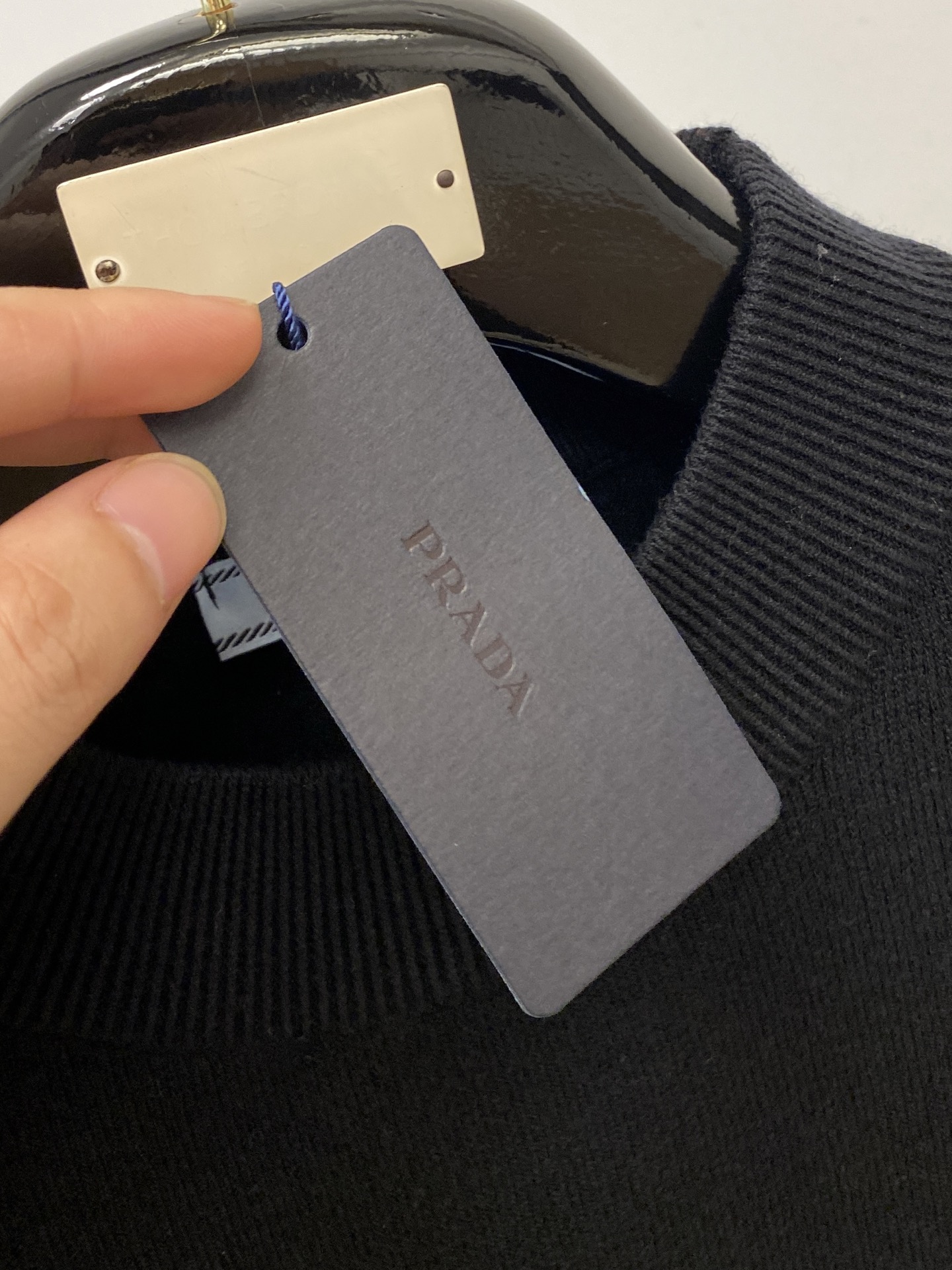 普拉达、2025新品羊毛衣 具有手感细腻柔软，可直接与肌肤接触，让暖心的纱线变化出细腻的质感，顶级工艺极
