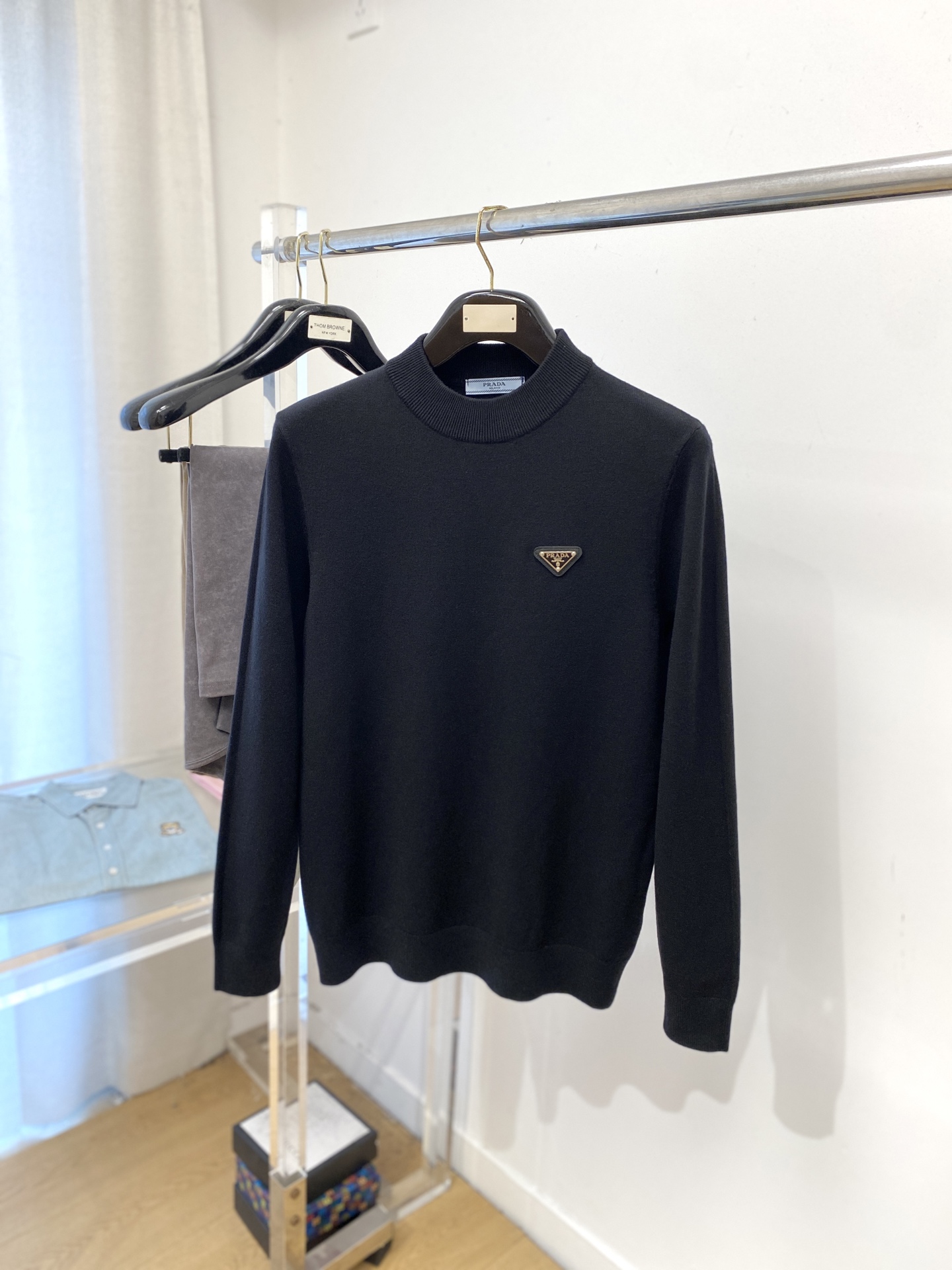 普拉达、2025新品羊毛衣 具有手感细腻柔软，可直接与肌肤接触，让暖心的纱线变化出细腻的质感，顶级工艺极