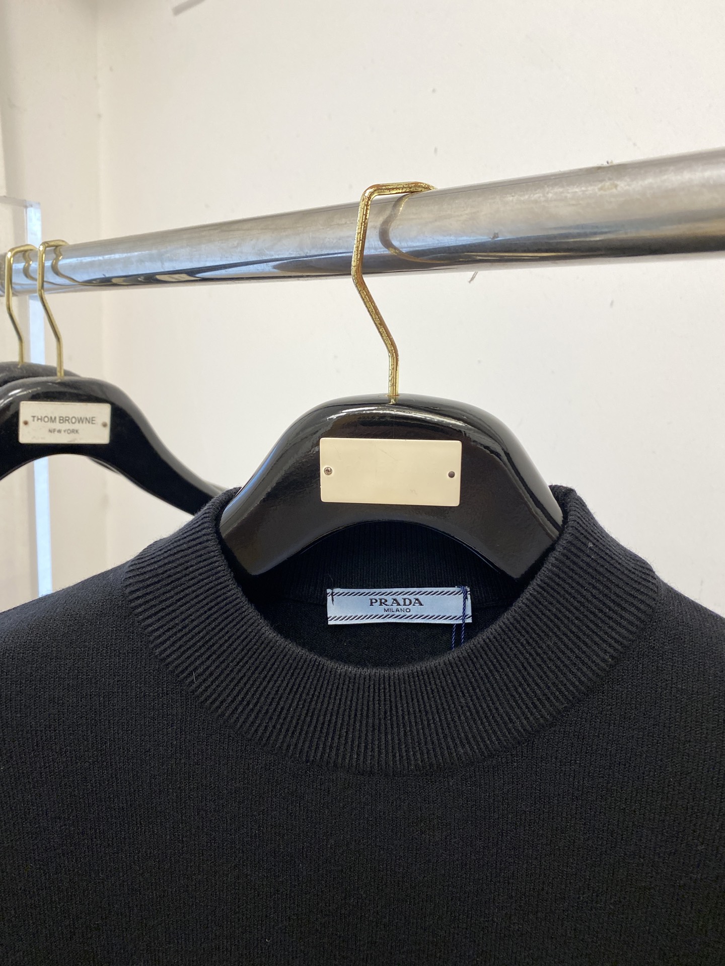 普拉达、2025新品羊毛衣 具有手感细腻柔软，可直接与肌肤接触，让暖心的纱线变化出细腻的质感，顶级工艺极