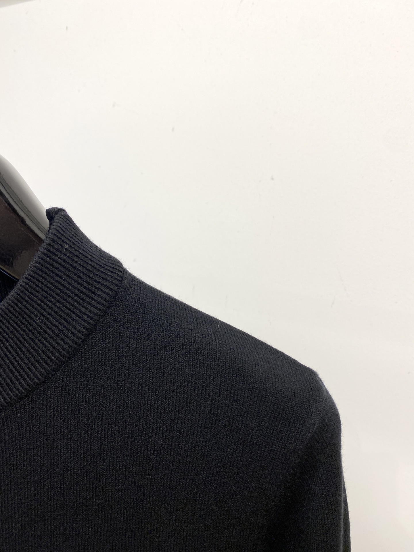 普拉达、2025新品羊毛衣 具有手感细腻柔软，可直接与肌肤接触，让暖心的纱线变化出细腻的质感，顶级工艺极