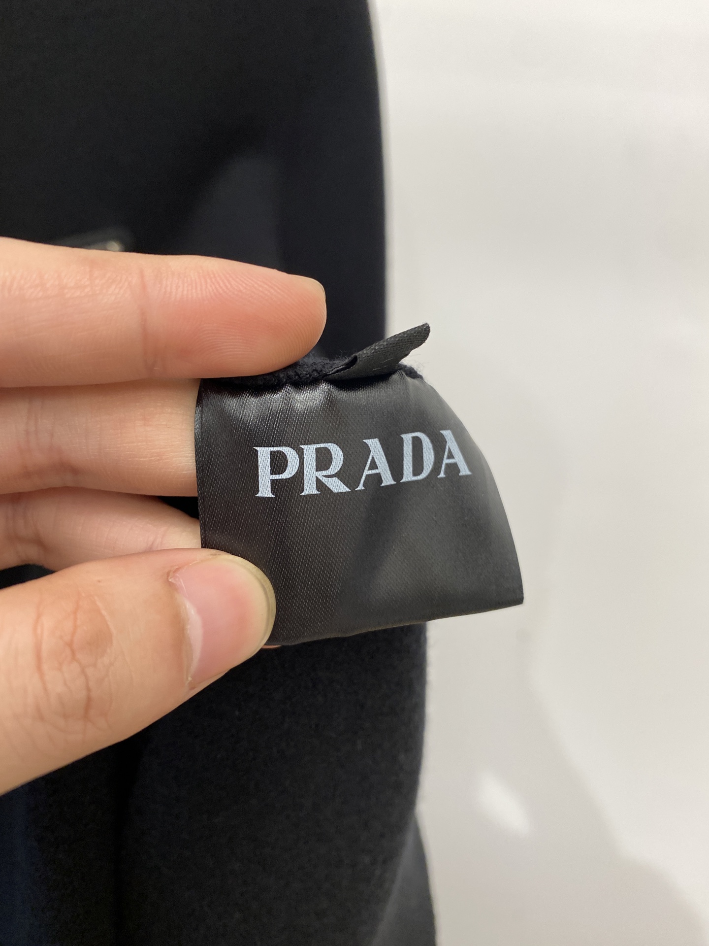 普拉达、2025新品羊毛衣 具有手感细腻柔软，可直接与肌肤接触，让暖心的纱线变化出细腻的质感，顶级工艺极